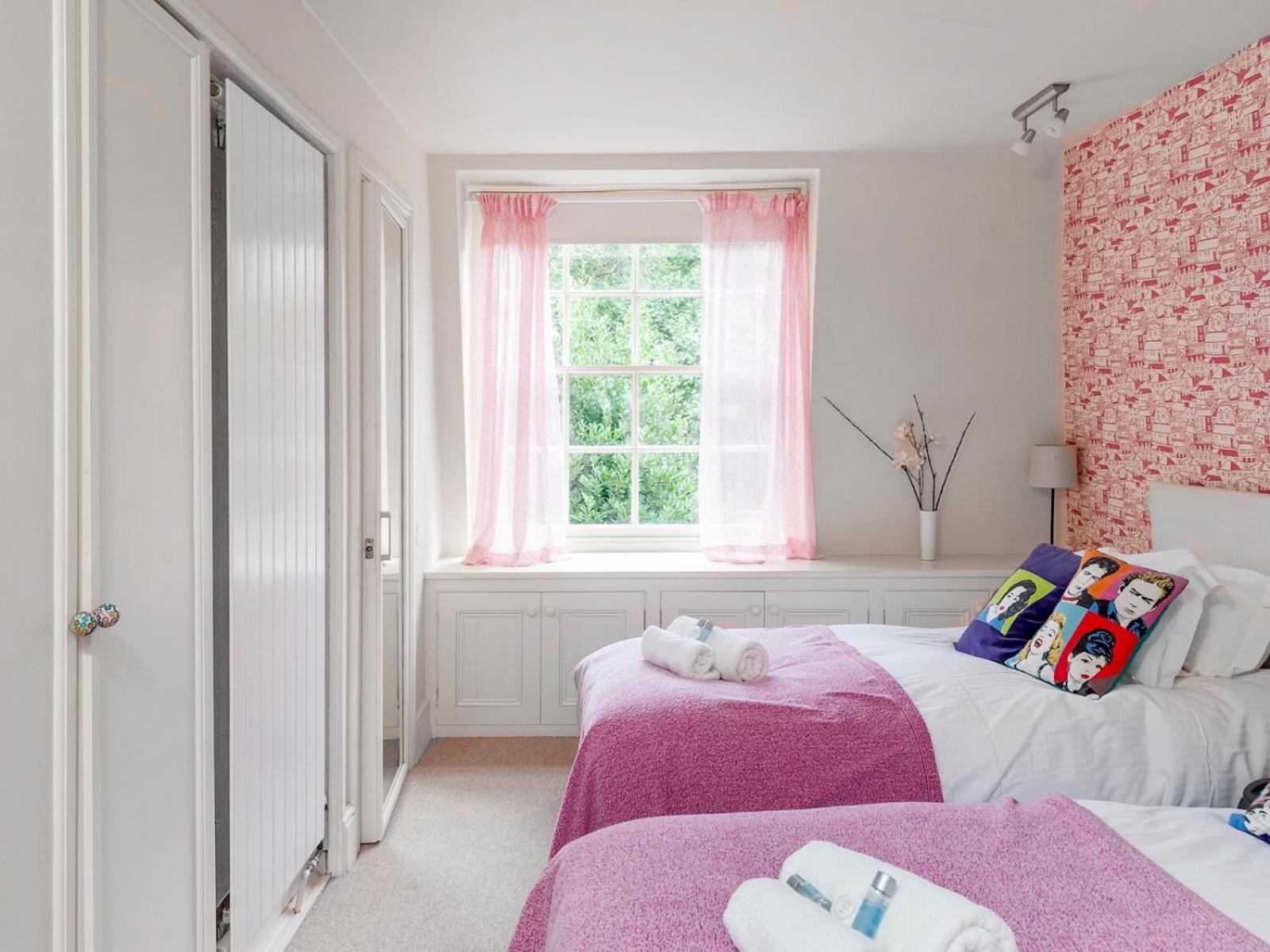 Pass The Keys Luxury Centre House Bath