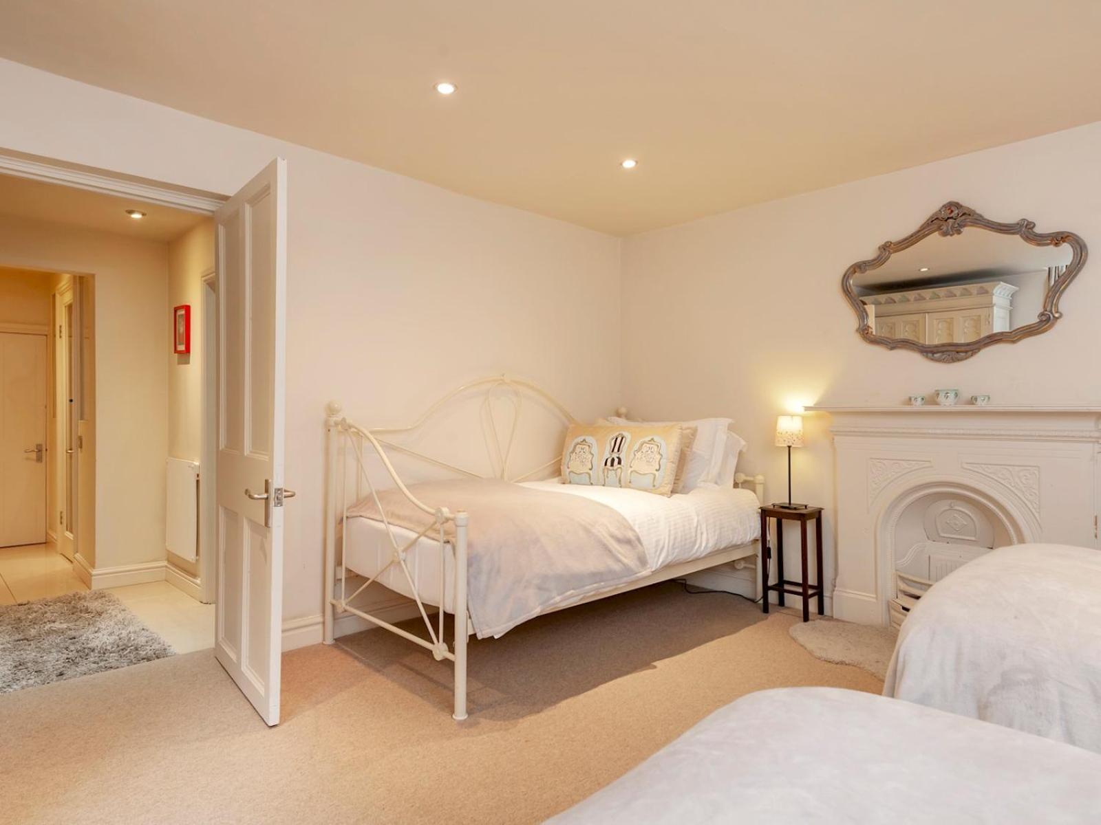 Pass The Keys Luxury Centre House Bath