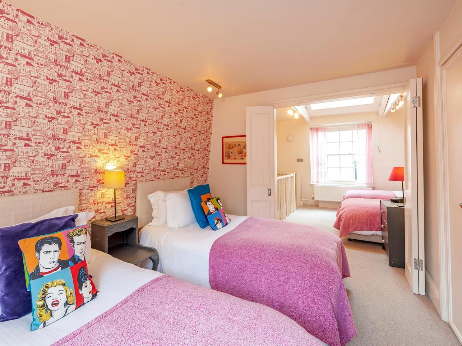 Pass The Keys Luxury Centre House Bath