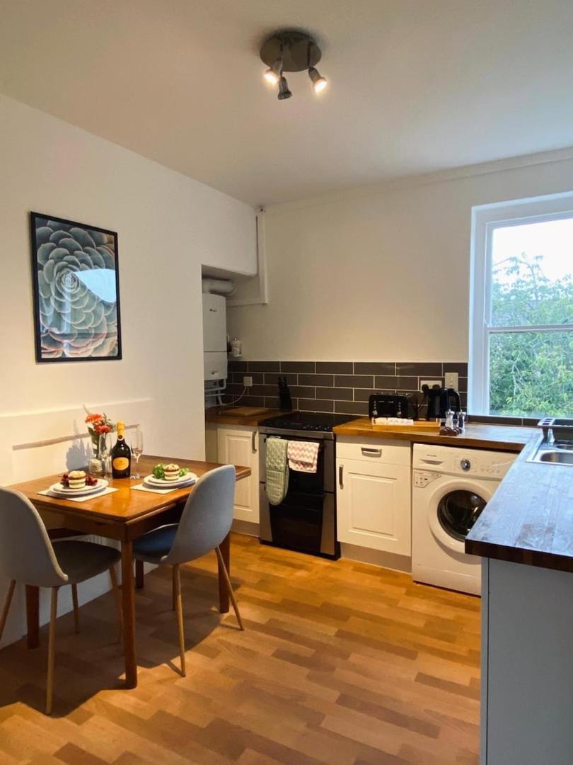 Stylish 2br Getaway Near Bath's Spots!