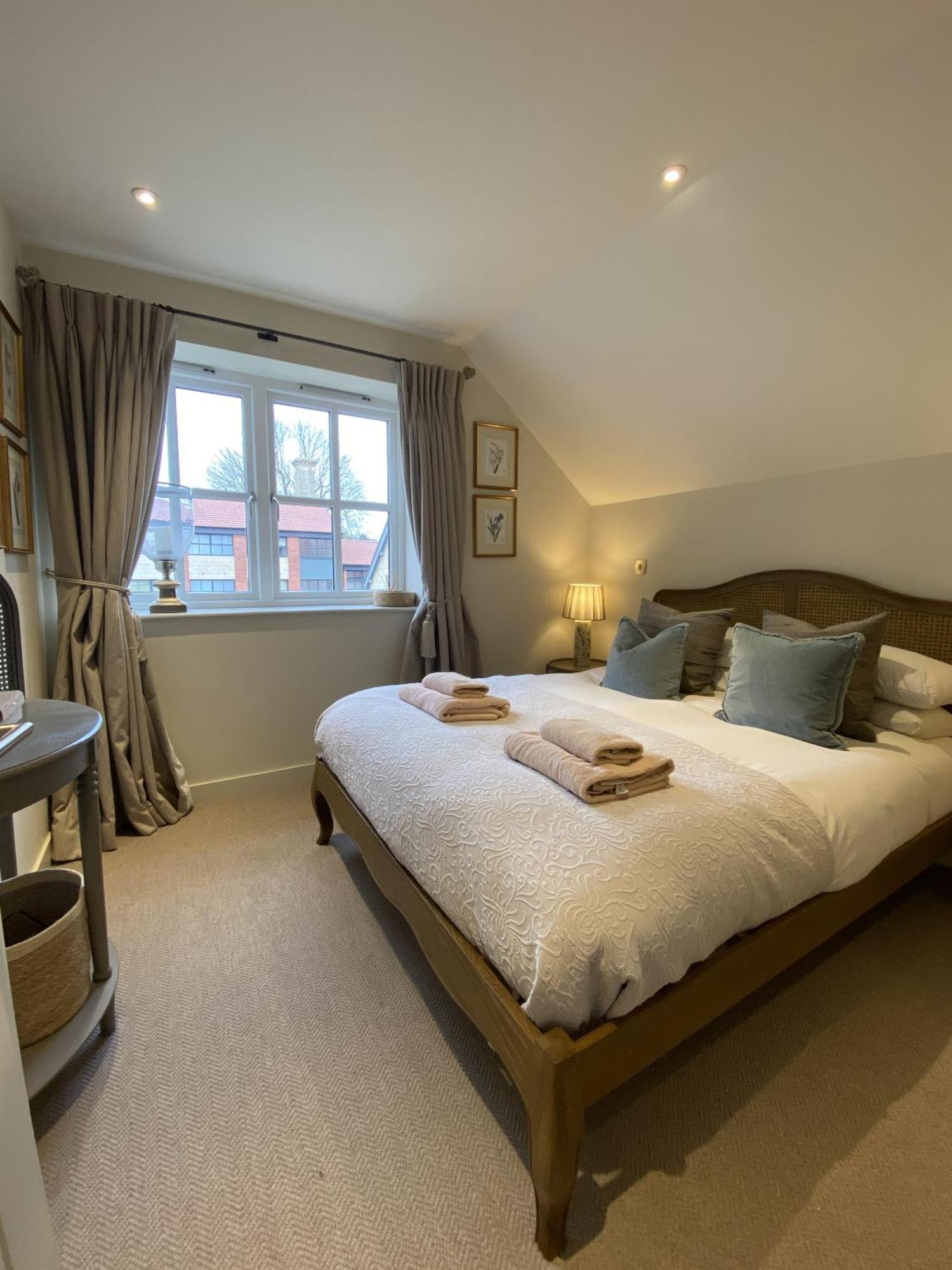 Apartment Walcot Yard With Parking, Keys *
