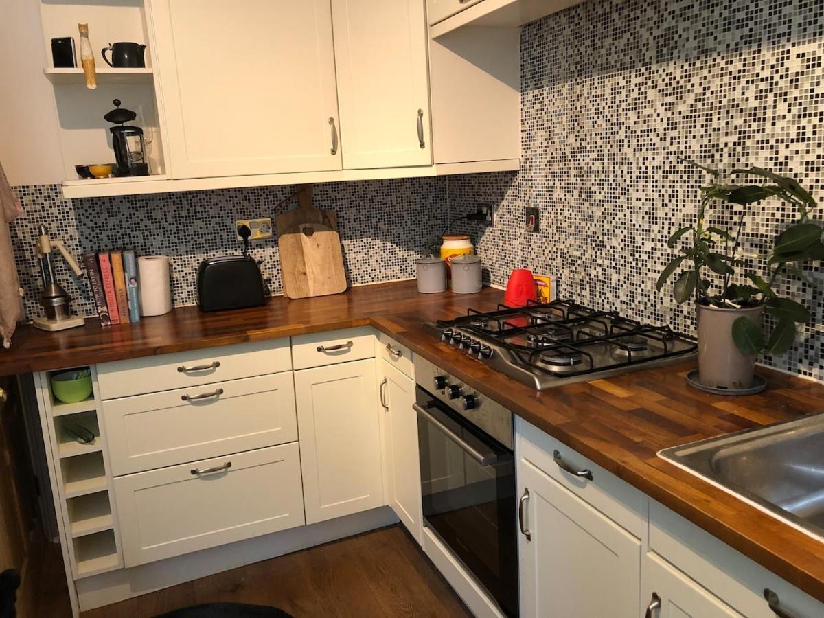 Perfect Hideaway With Free Parking Apartment Bath