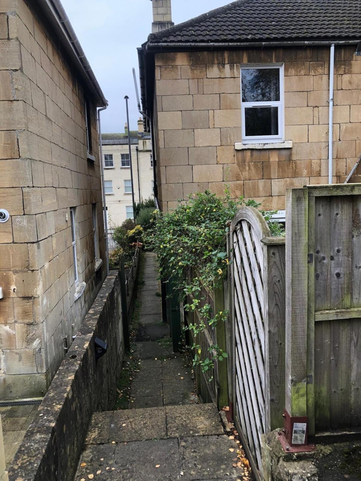 Perfect Hideaway With Free Parking Bath
