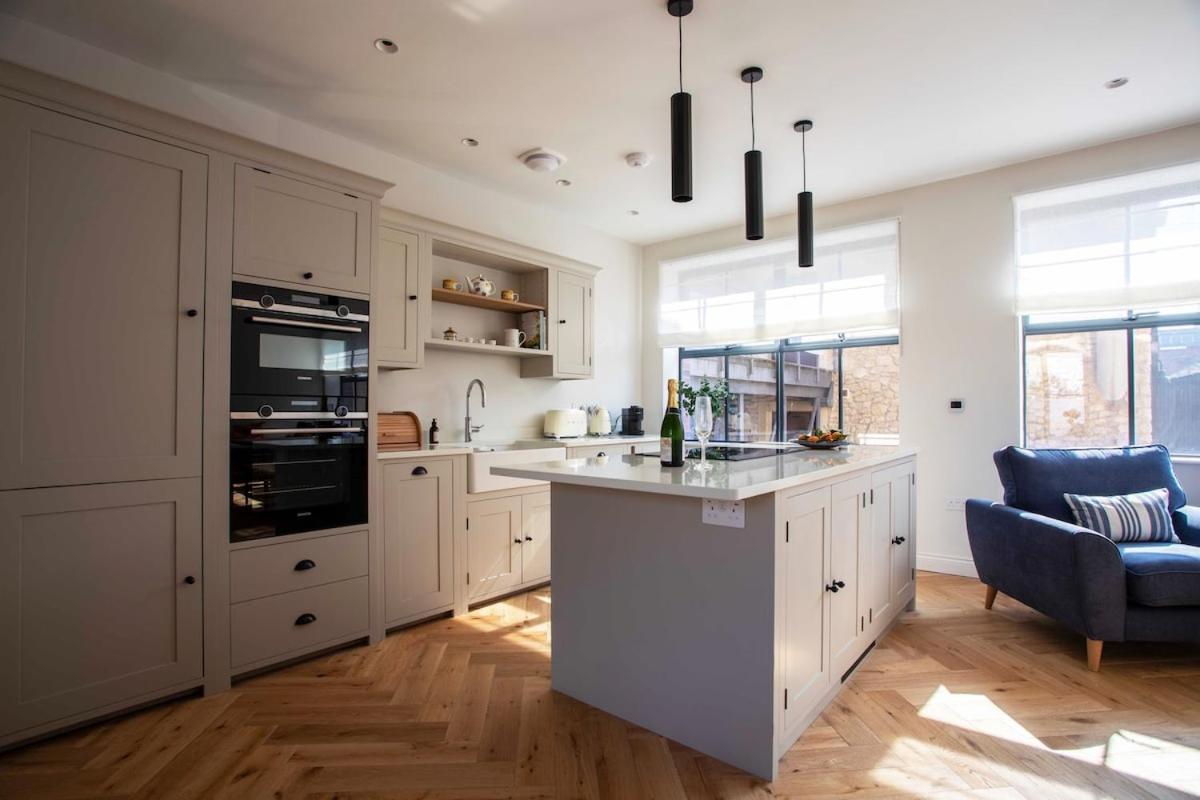 Bright Open Plan Living - - Free Parking