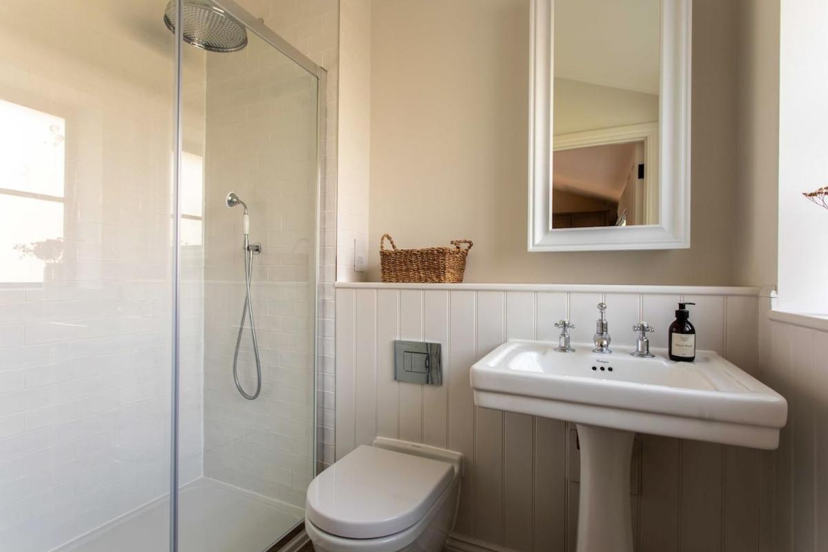 Bright Open Plan Living - - Free Parking * Bath