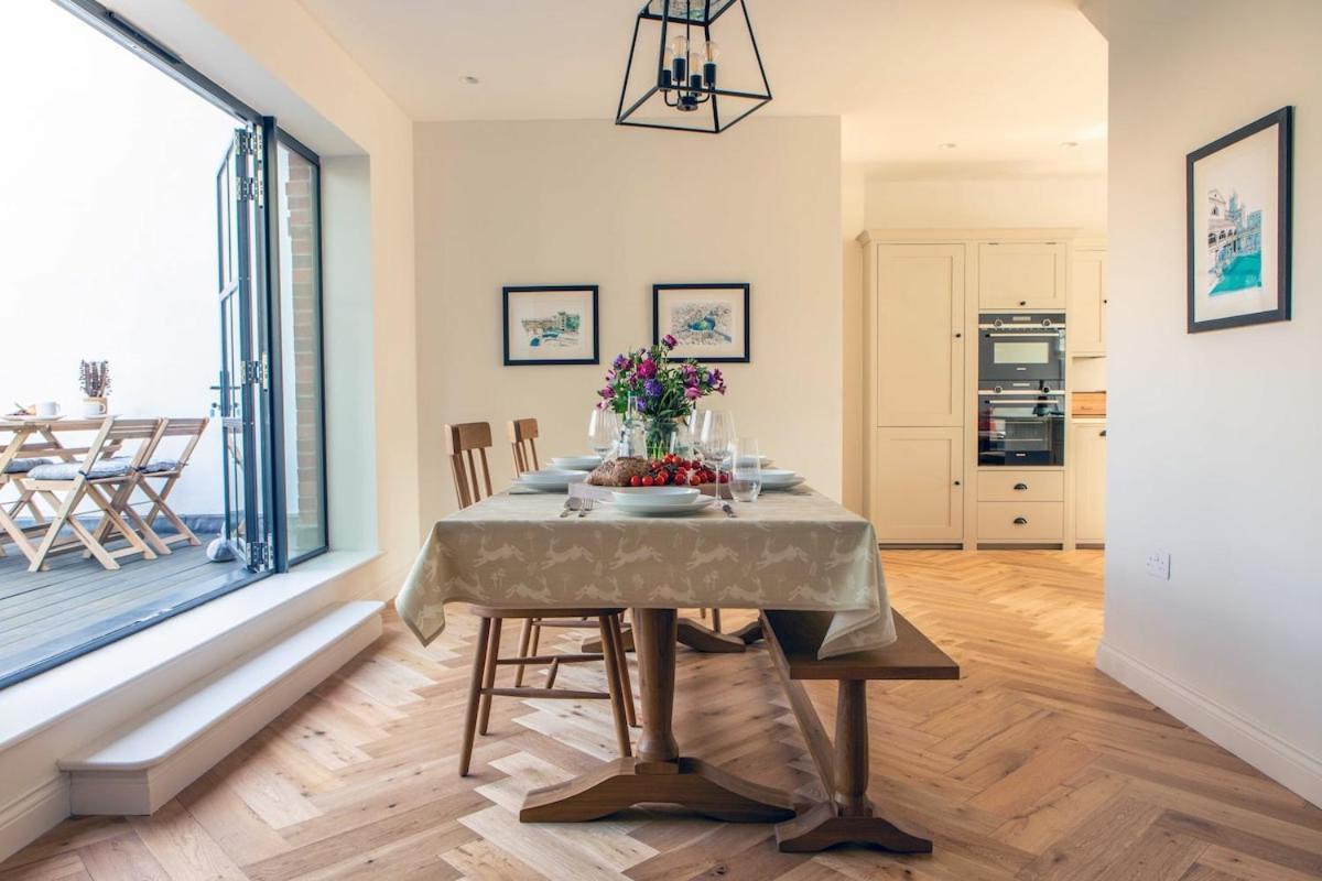 Bright Open Plan Living - - Free Parking
