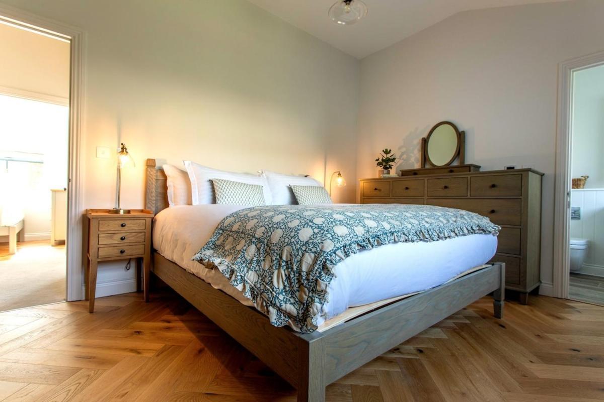 Bright Open Plan Living - - Free Parking Apartment