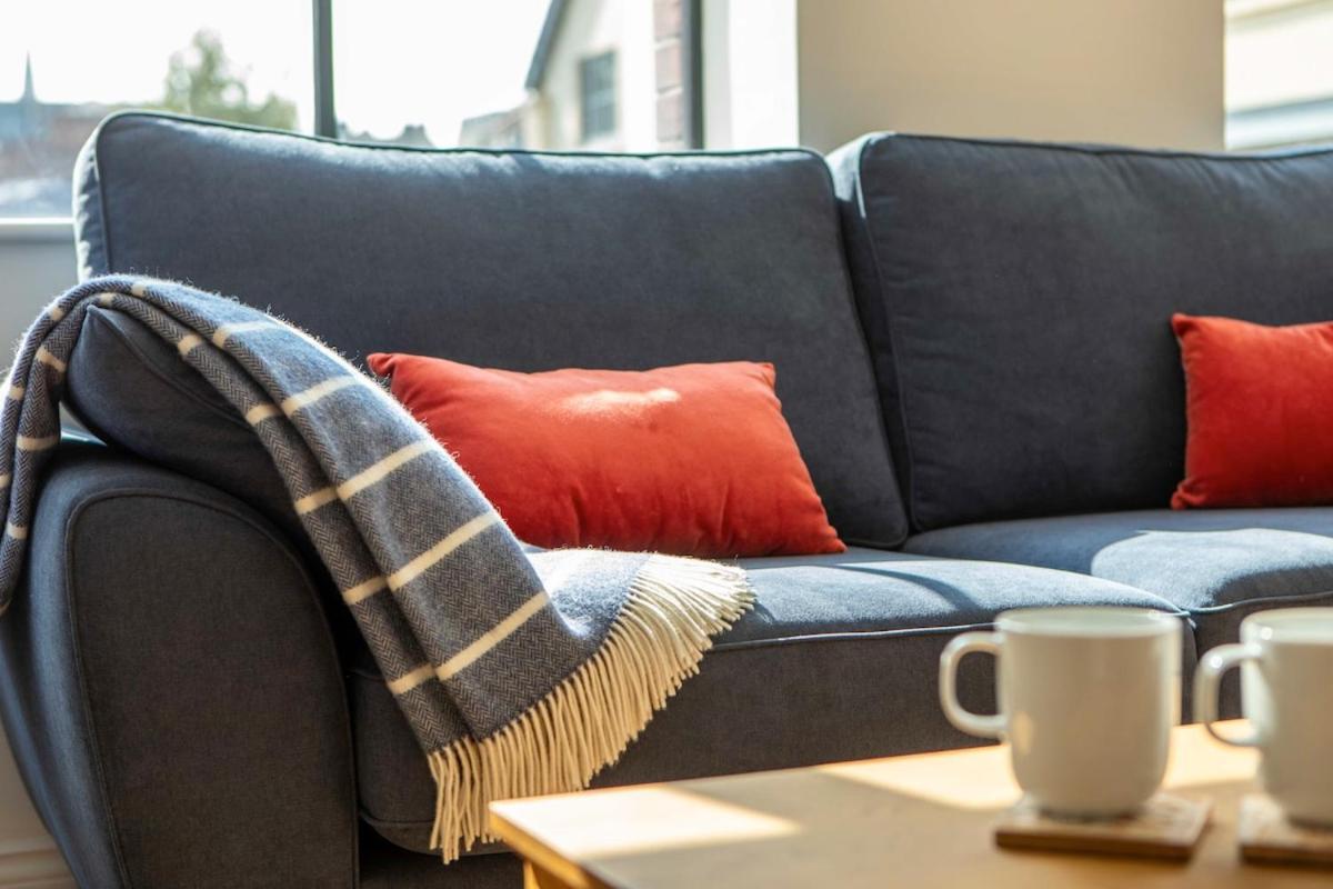 Bright Open Plan Living - - Free Parking Apartment *