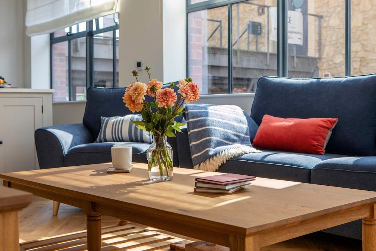 Apartment Bright Open Plan Living - - Free Parking *