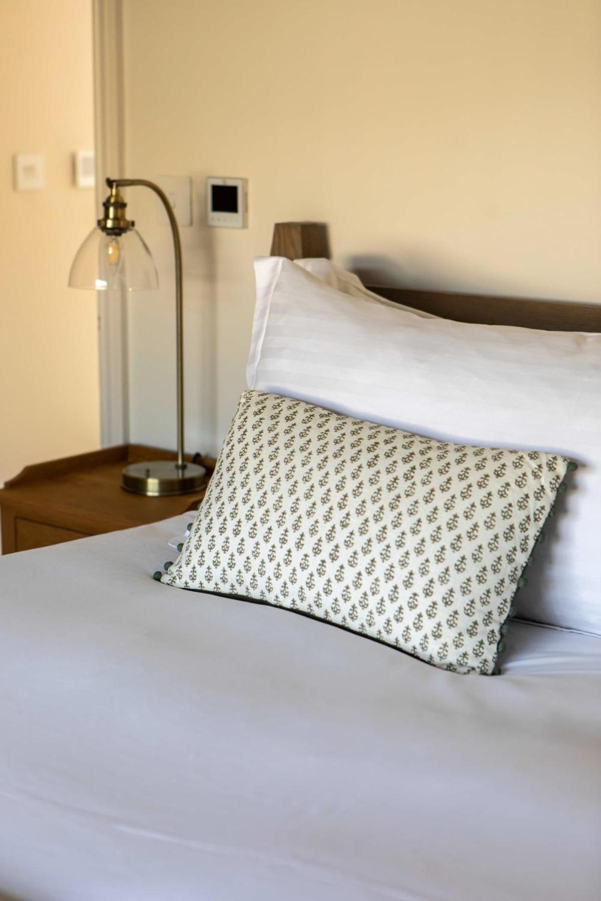 Bright Open Plan Living - - Free Parking Apartment