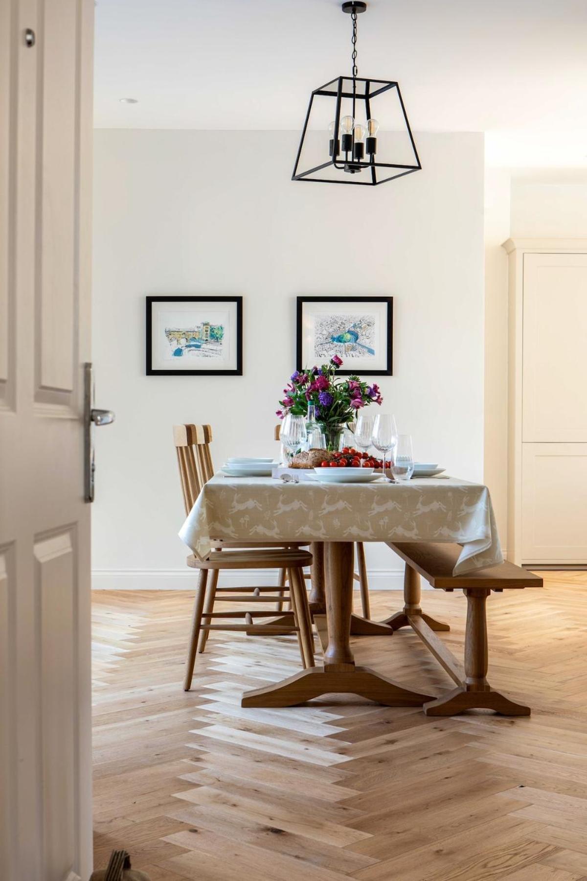 Apartment Bright Open Plan Living - - Free Parking