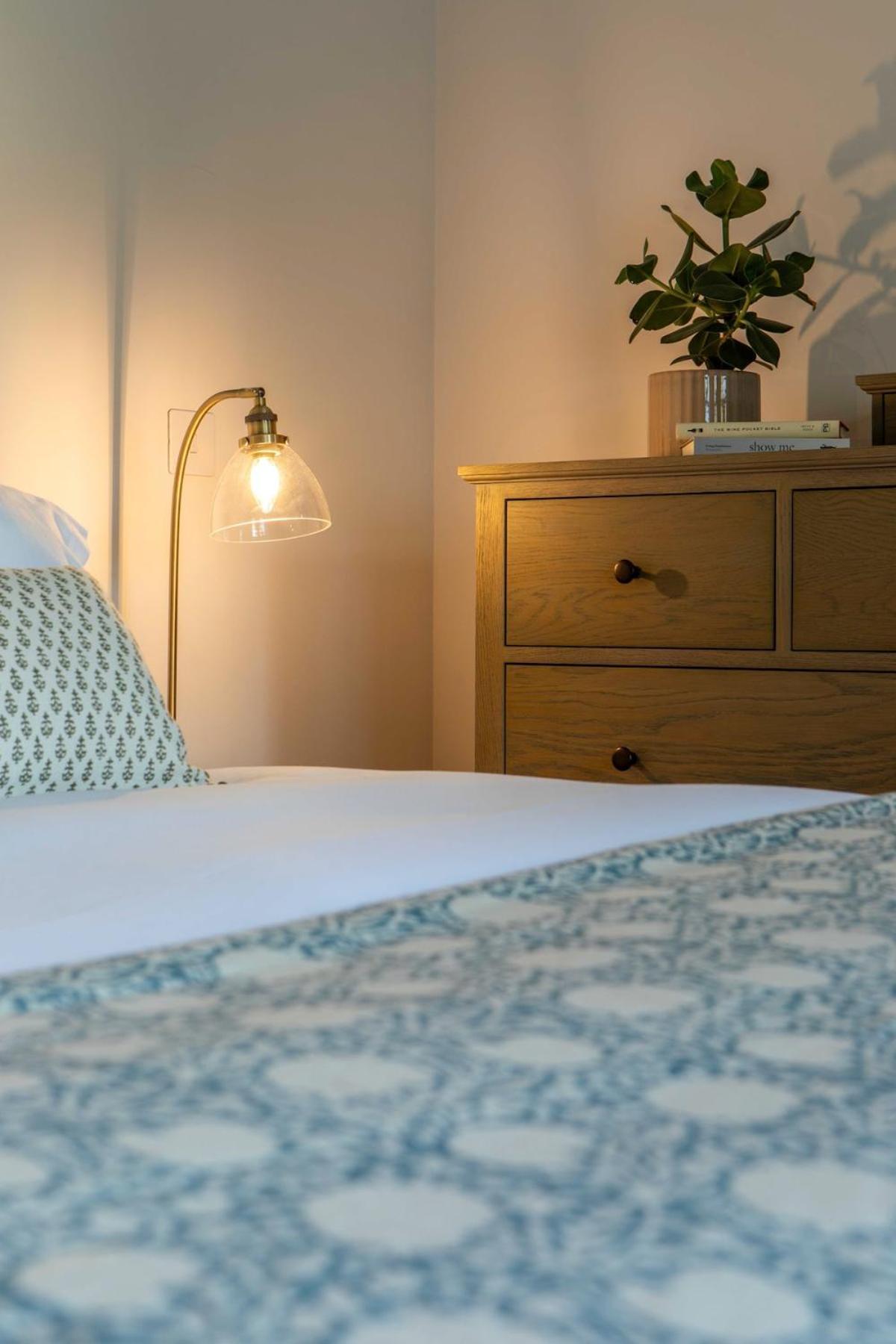Apartment Bright Open Plan Living - - Free Parking *