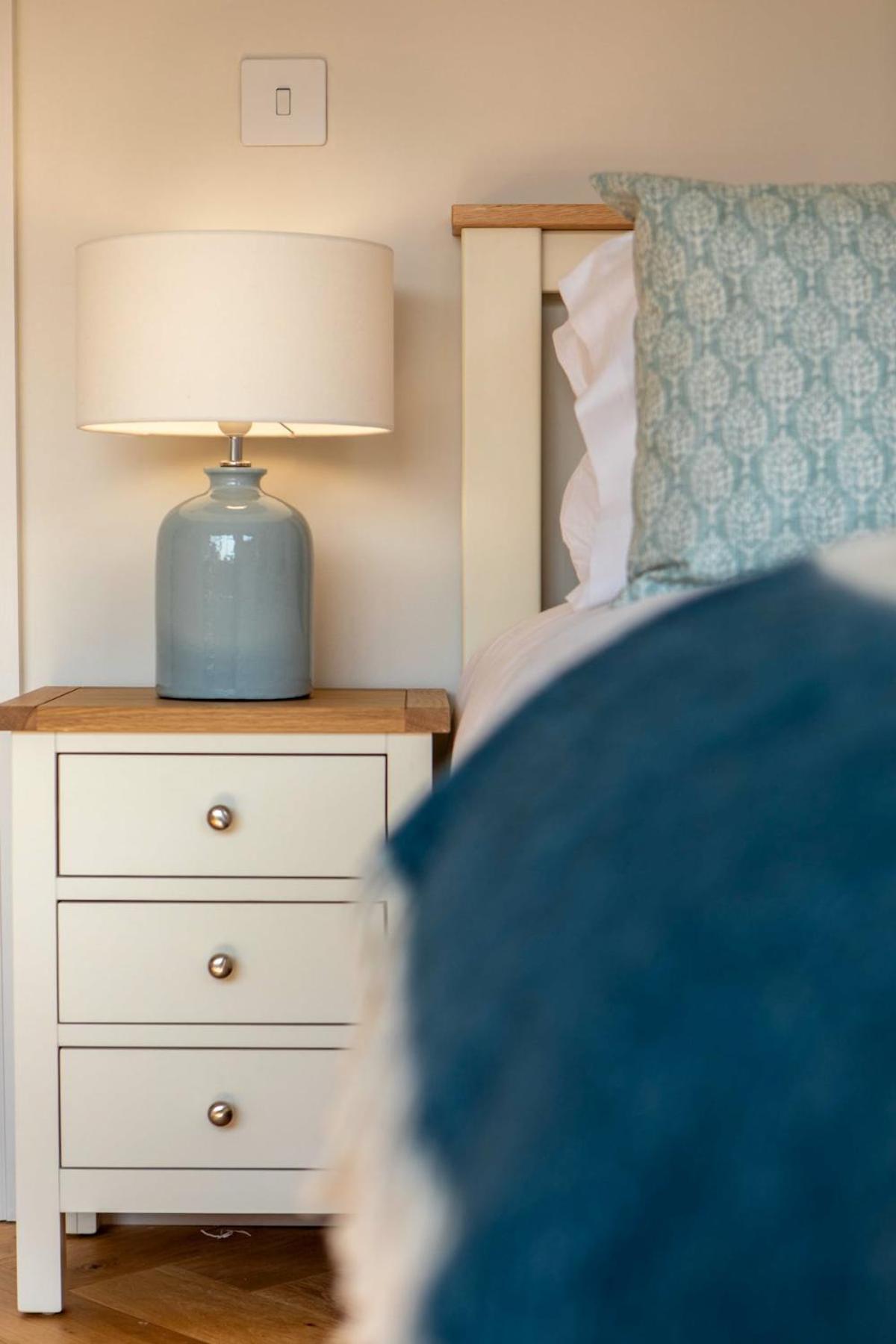 Bright Open Plan Living - - Free Parking