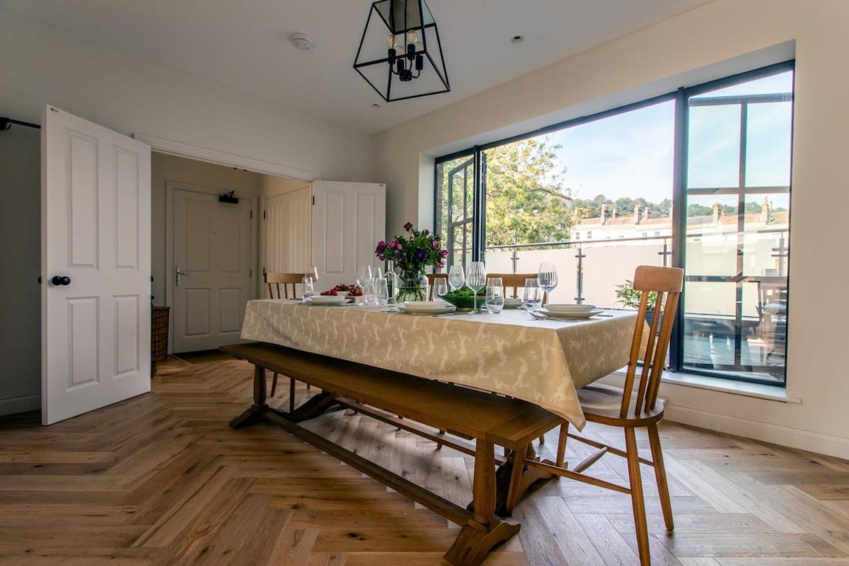 Bright Open Plan Living - - Free Parking Apartment *