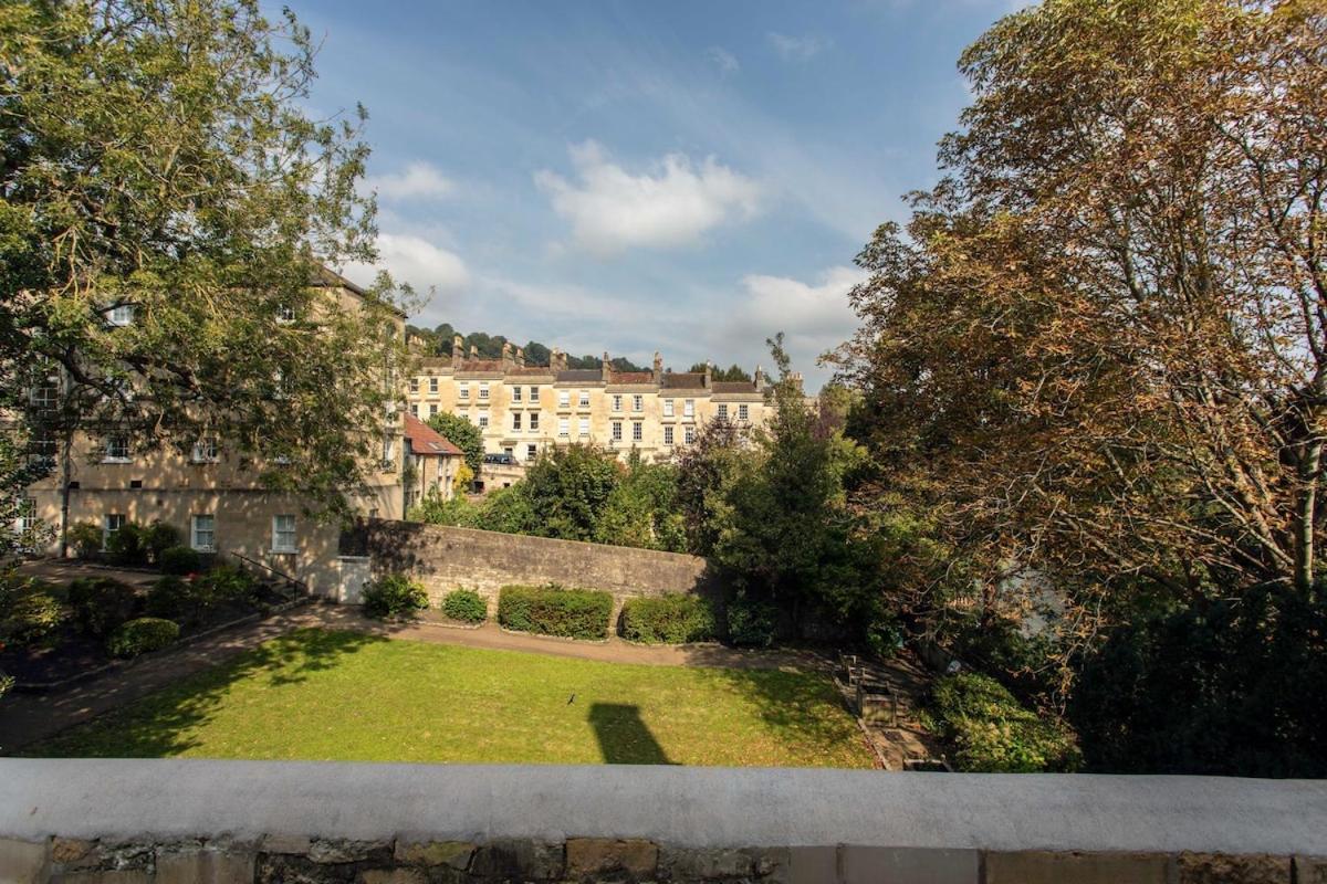 Apartment Bright Open Plan Living - - Free Parking *