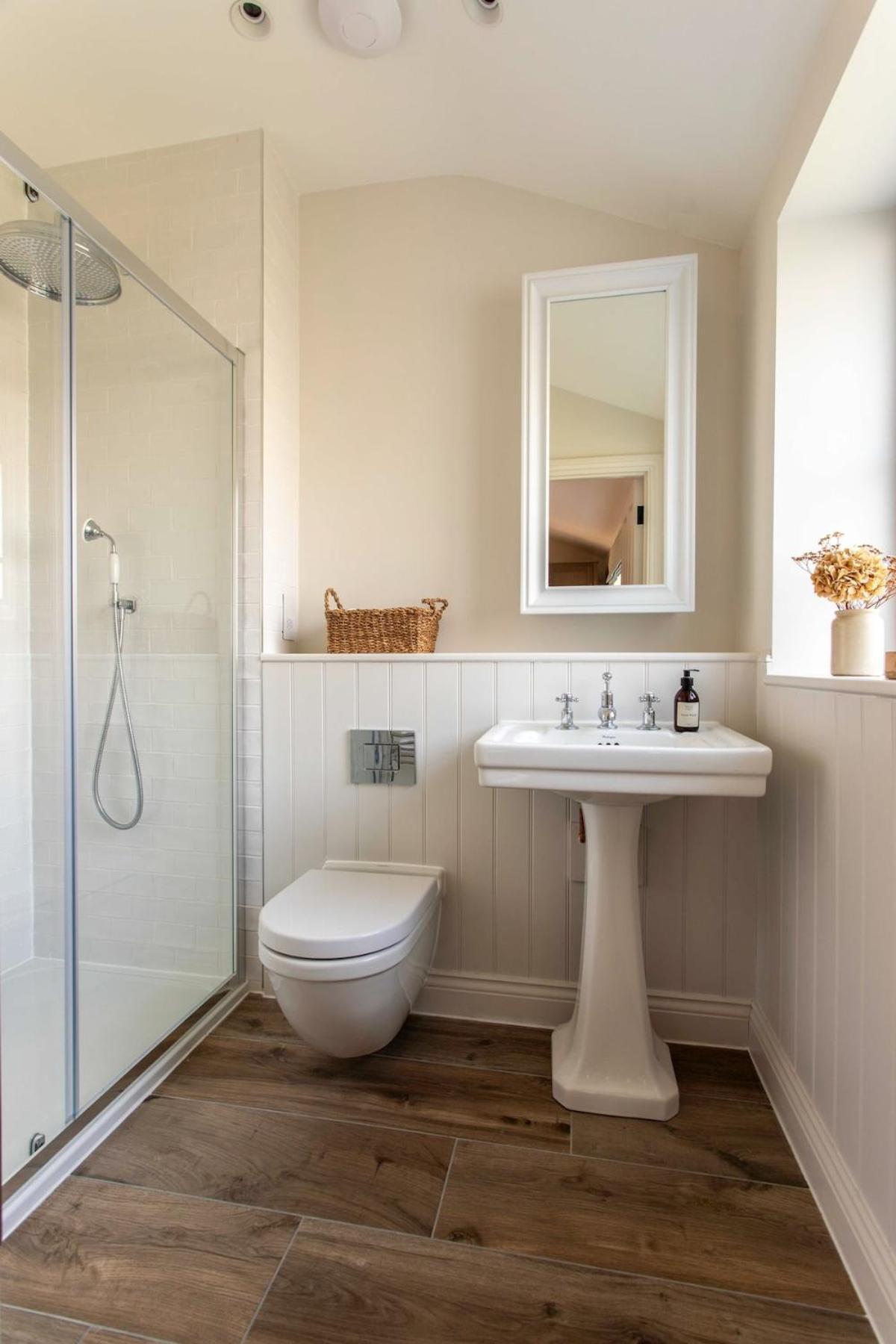 Bright Open Plan Living - - Free Parking Apartment Bath