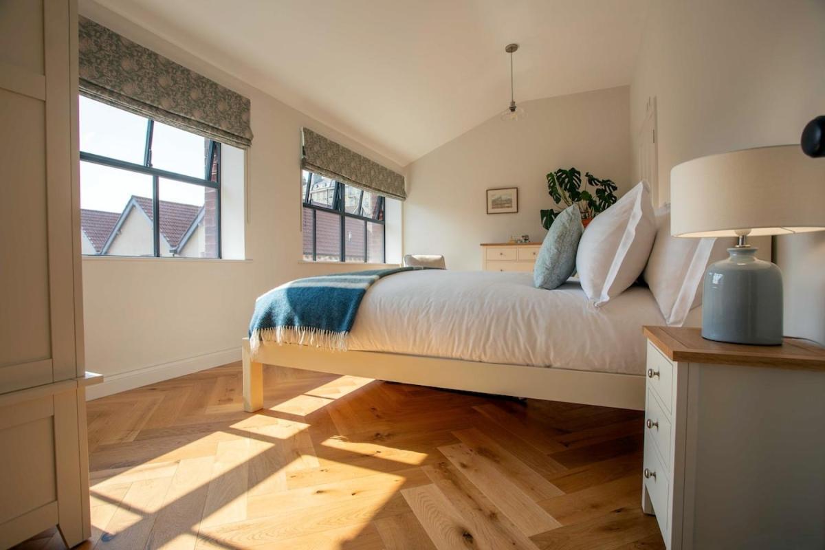 Bright Open Plan Living - - Free Parking *