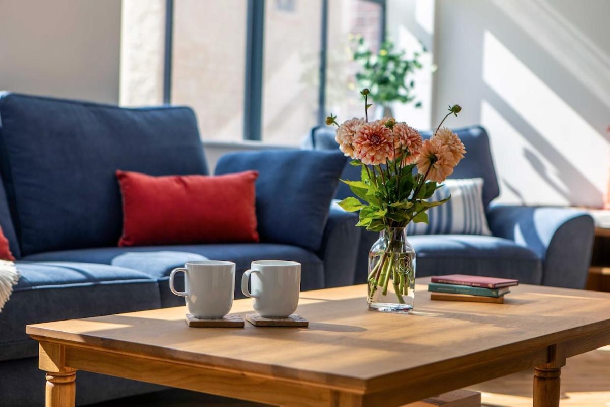 Bright Open Plan Living - - Free Parking