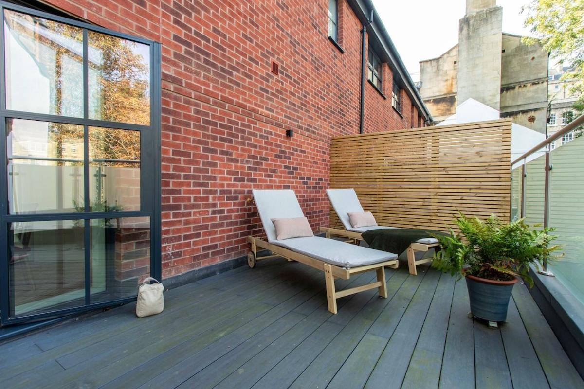 Bright Open Plan Living - - Free Parking Apartment *