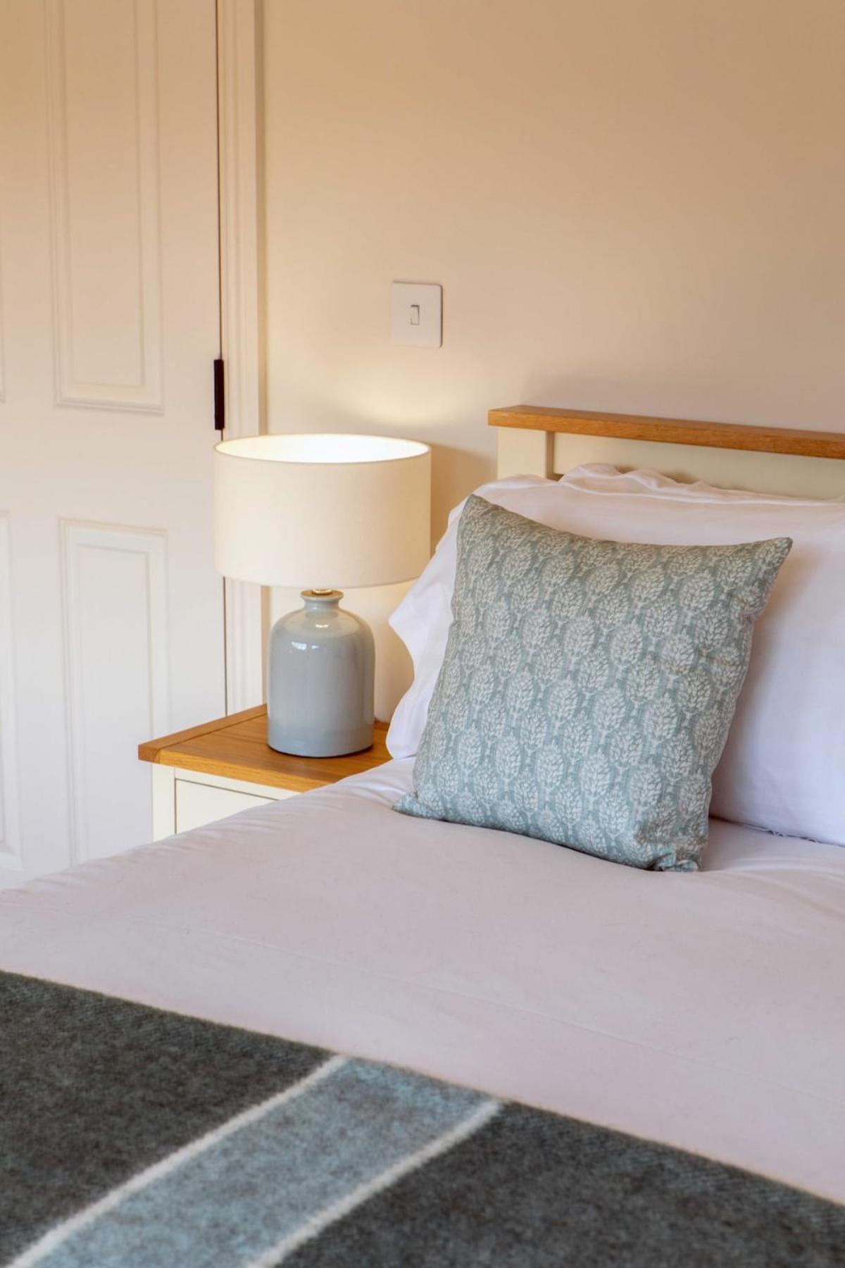 Bright Open Plan Living - - Free Parking *