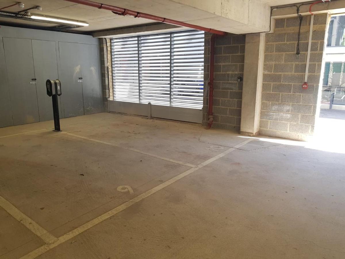 Bright Open Plan Living - - Free Parking Apartment *