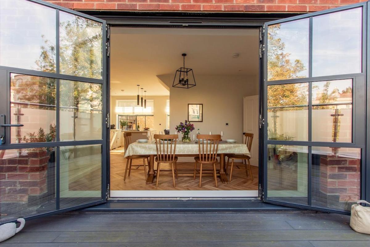 Bright Open Plan Living - - Free Parking Apartment Bath