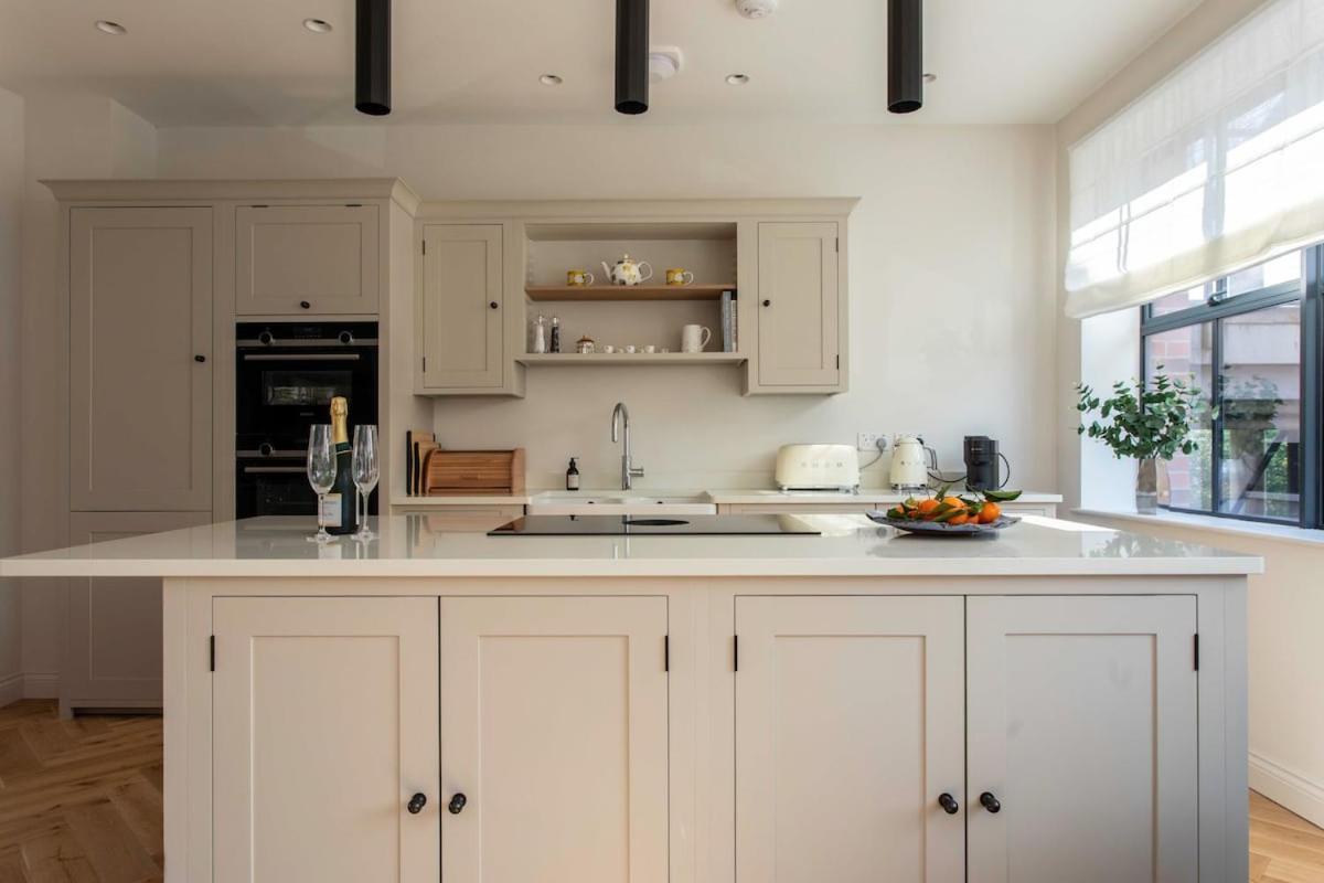 Bright Open Plan Living - - Free Parking *