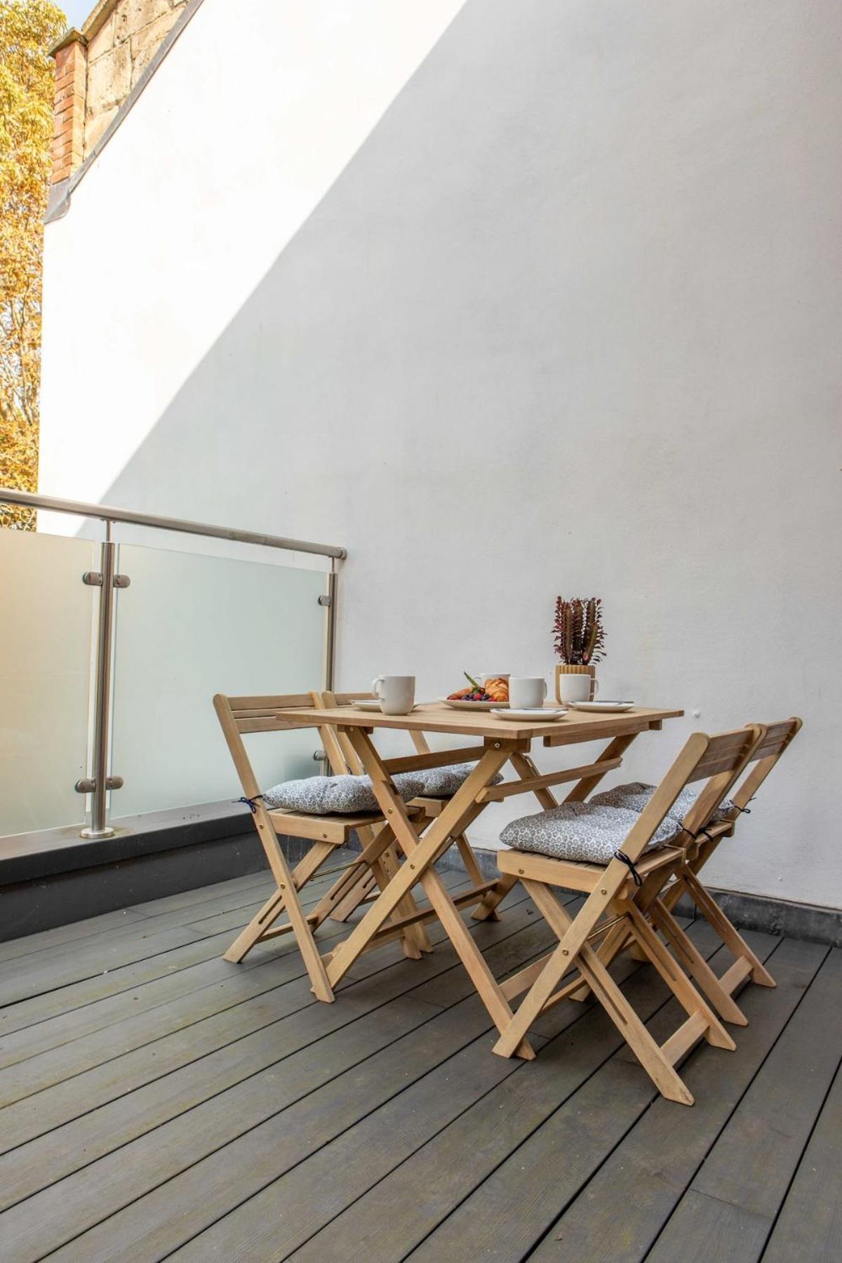 Bright Open Plan Living - - Free Parking Bath