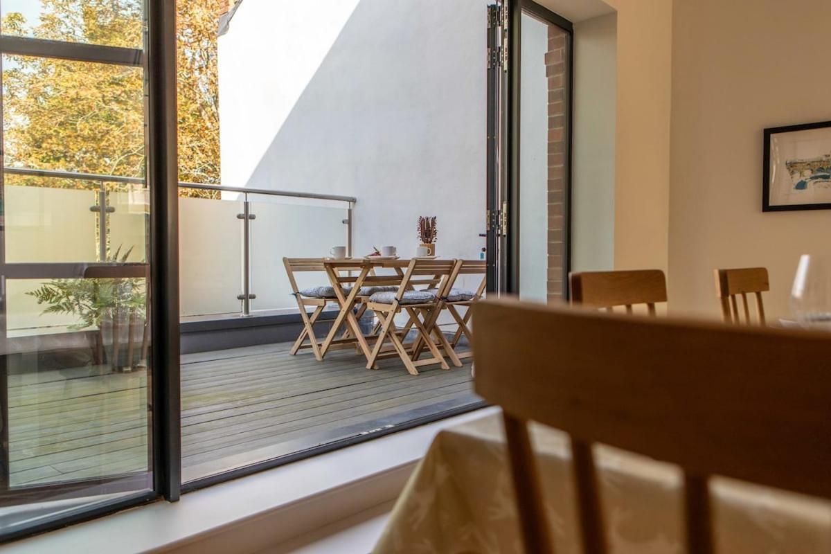 Apartment Bright Open Plan Living - - Free Parking