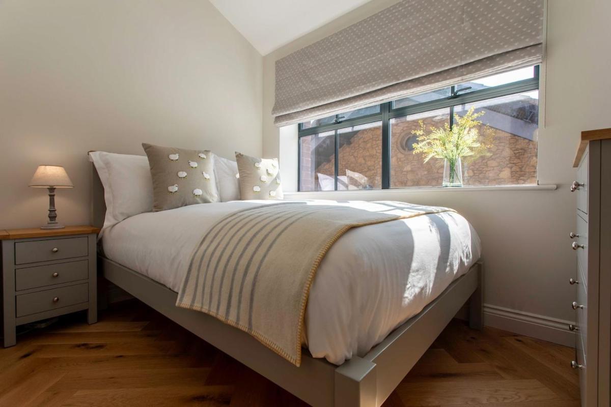 Apartment Bright Open Plan Living - - Free Parking *