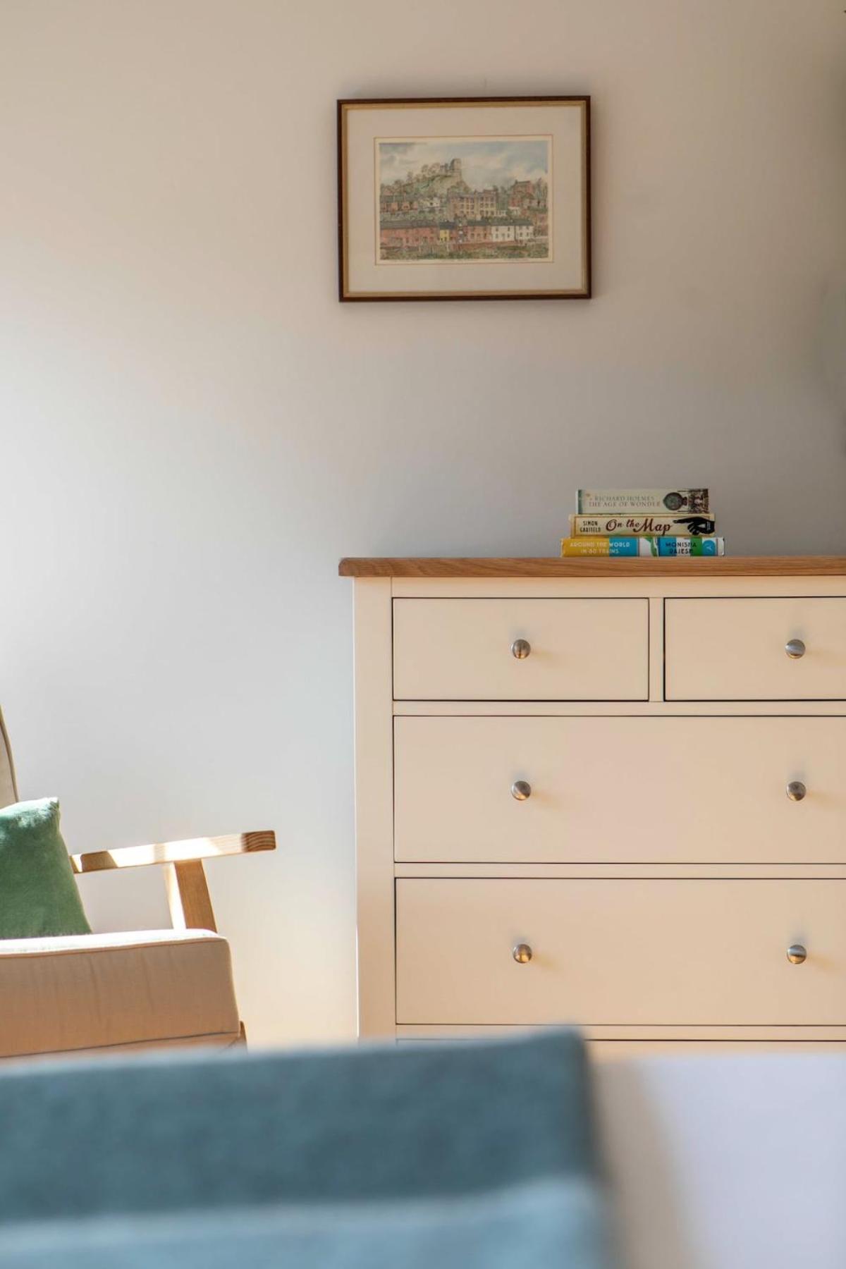 Bright Open Plan Living - - Free Parking *