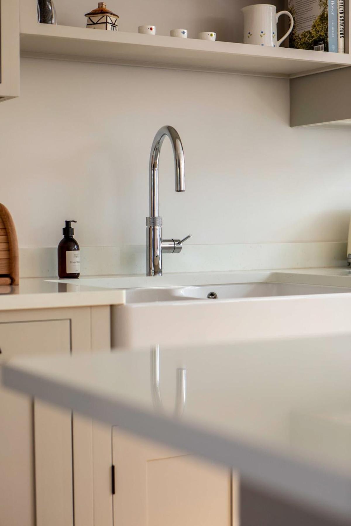 Bright Open Plan Living - - Free Parking Bath