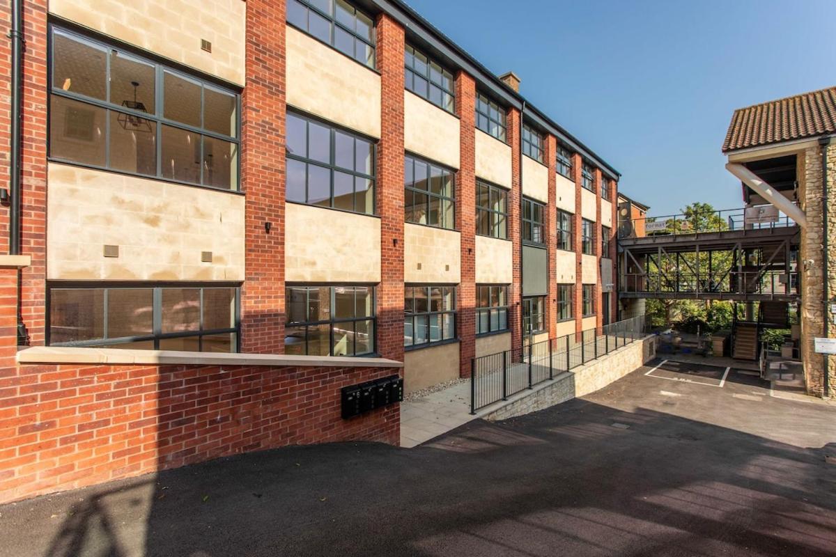 Apartment Bright Open Plan Living - - Free Parking *