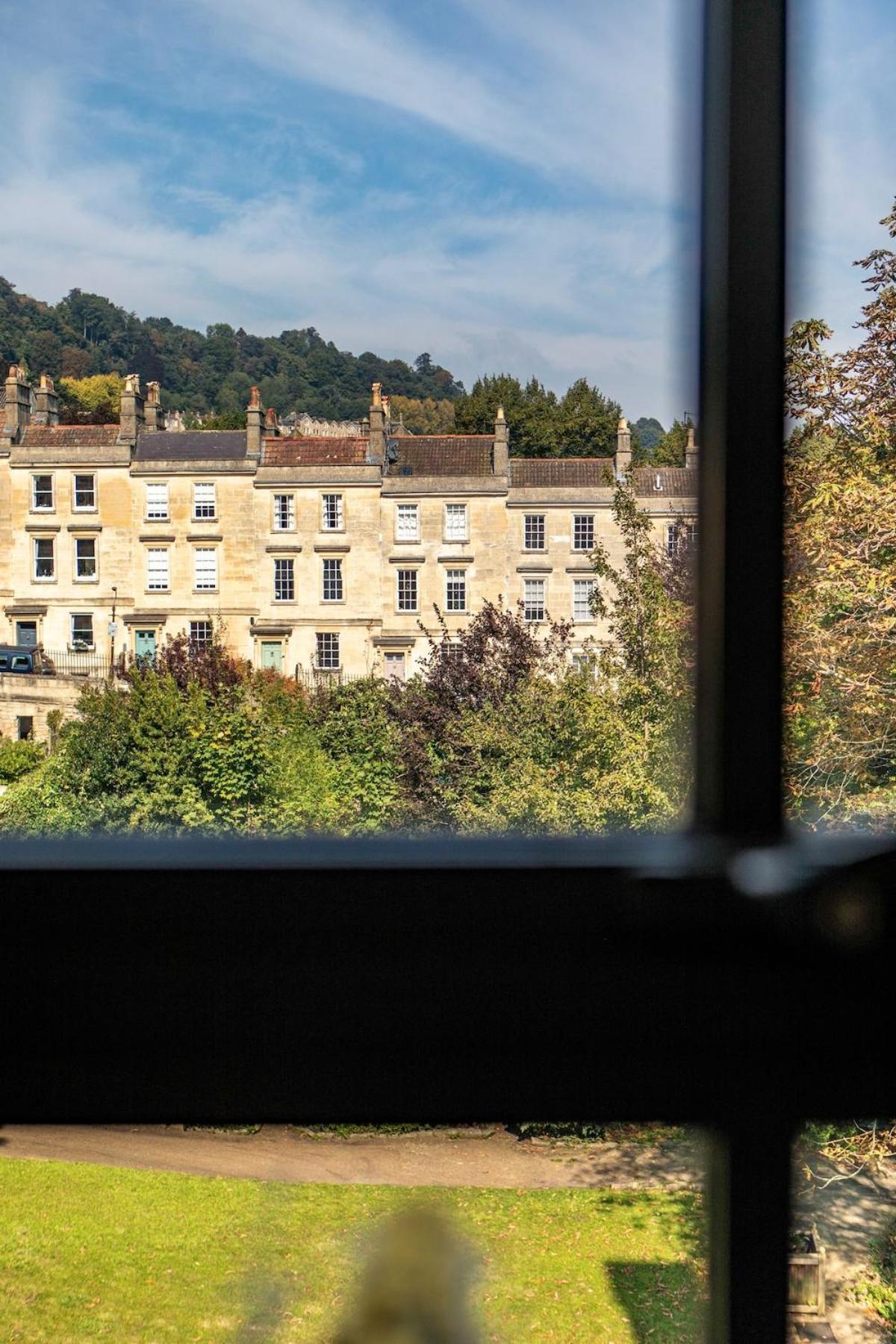 Bright Open Plan Living - - Free Parking * Bath