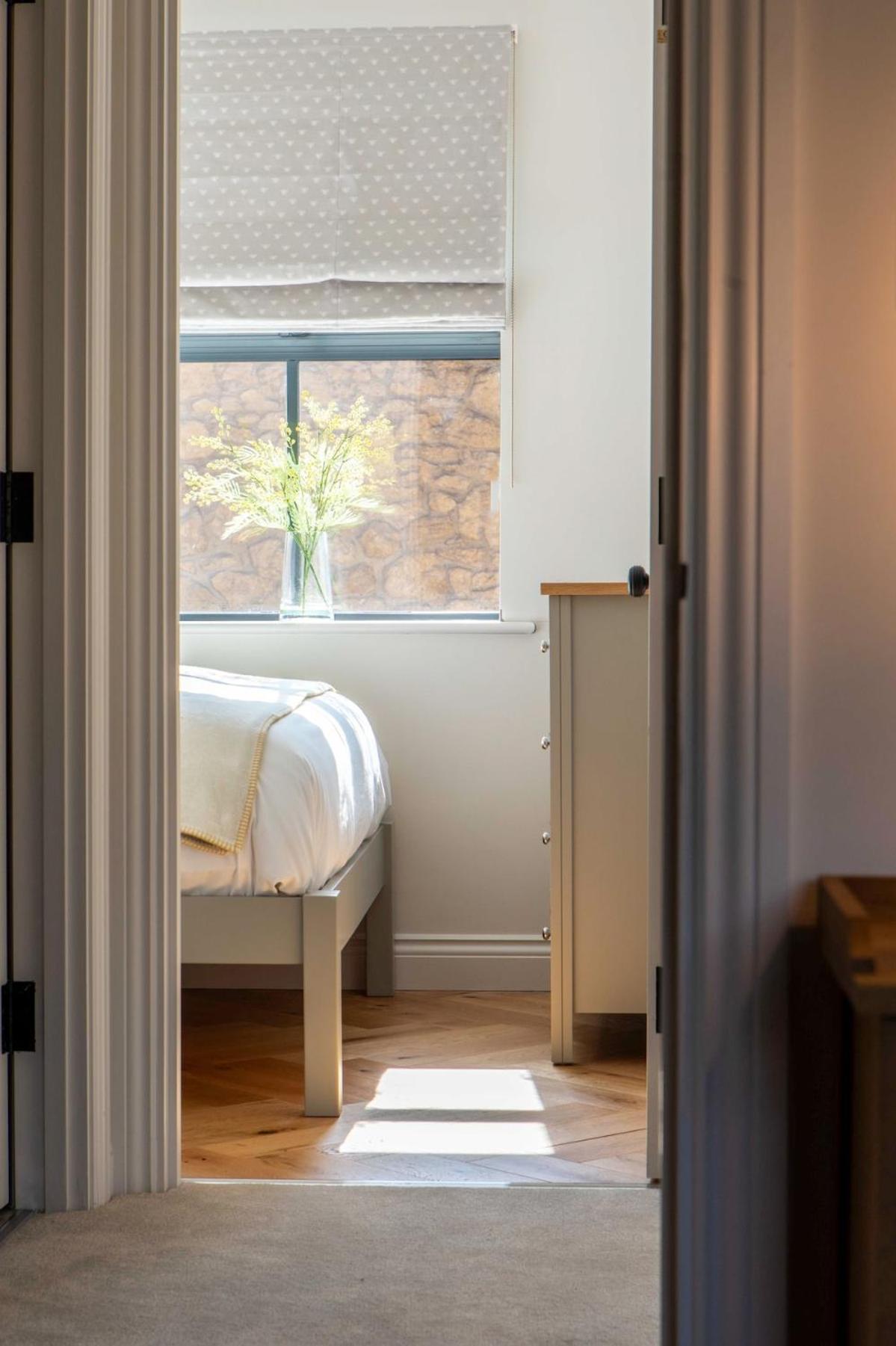 Apartment Bright Open Plan Living - - Free Parking Bath