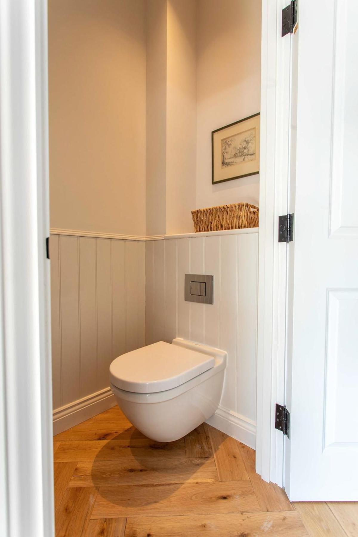 Bright Open Plan Living - - Free Parking *