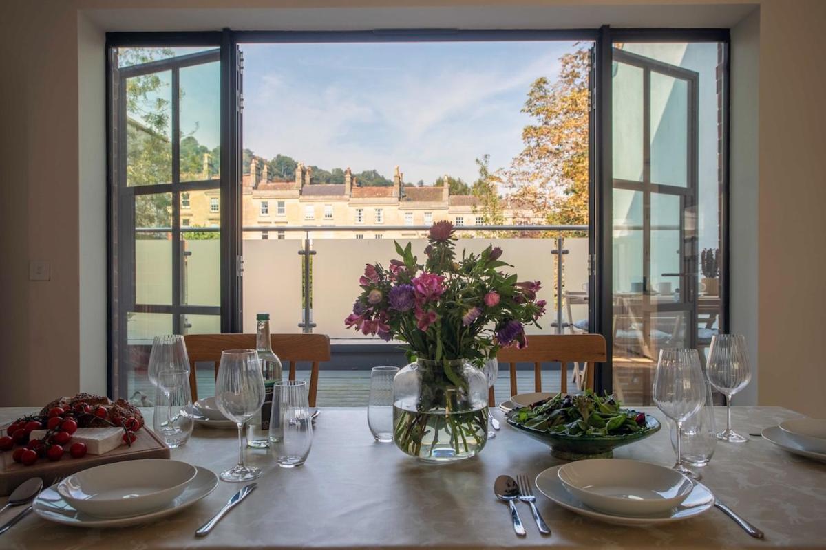 Apartment Bright Open Plan Living - - Free Parking *