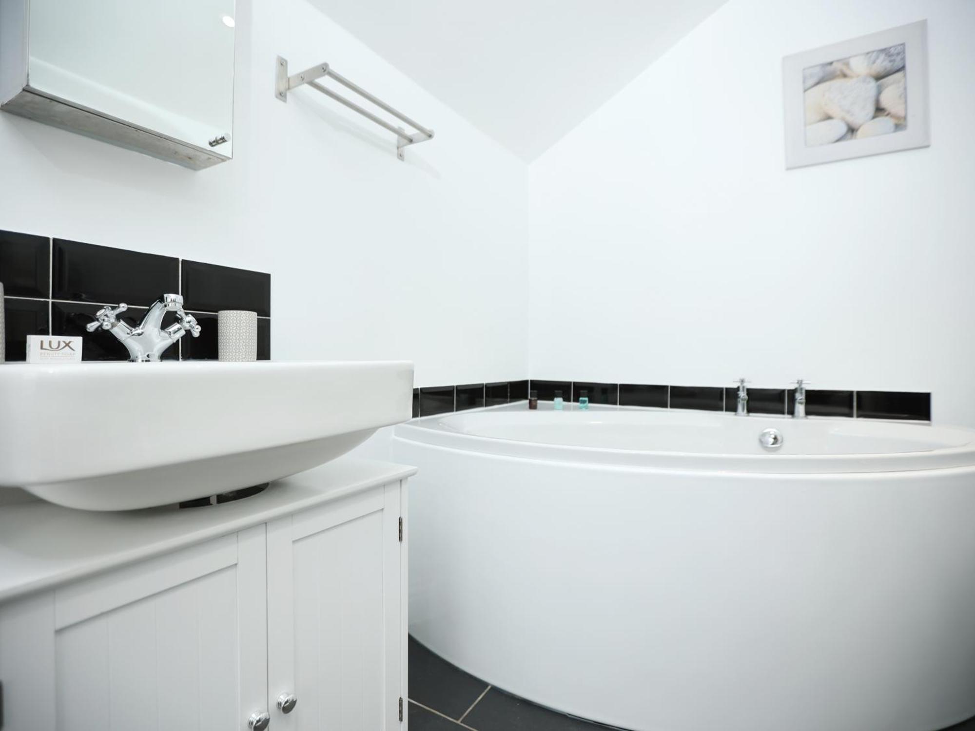 Coronation View By N And N Stays, Great Location & Perfect For Workers, Contractors And Families Visiting The Area, Long Disc Available Apartment Bath