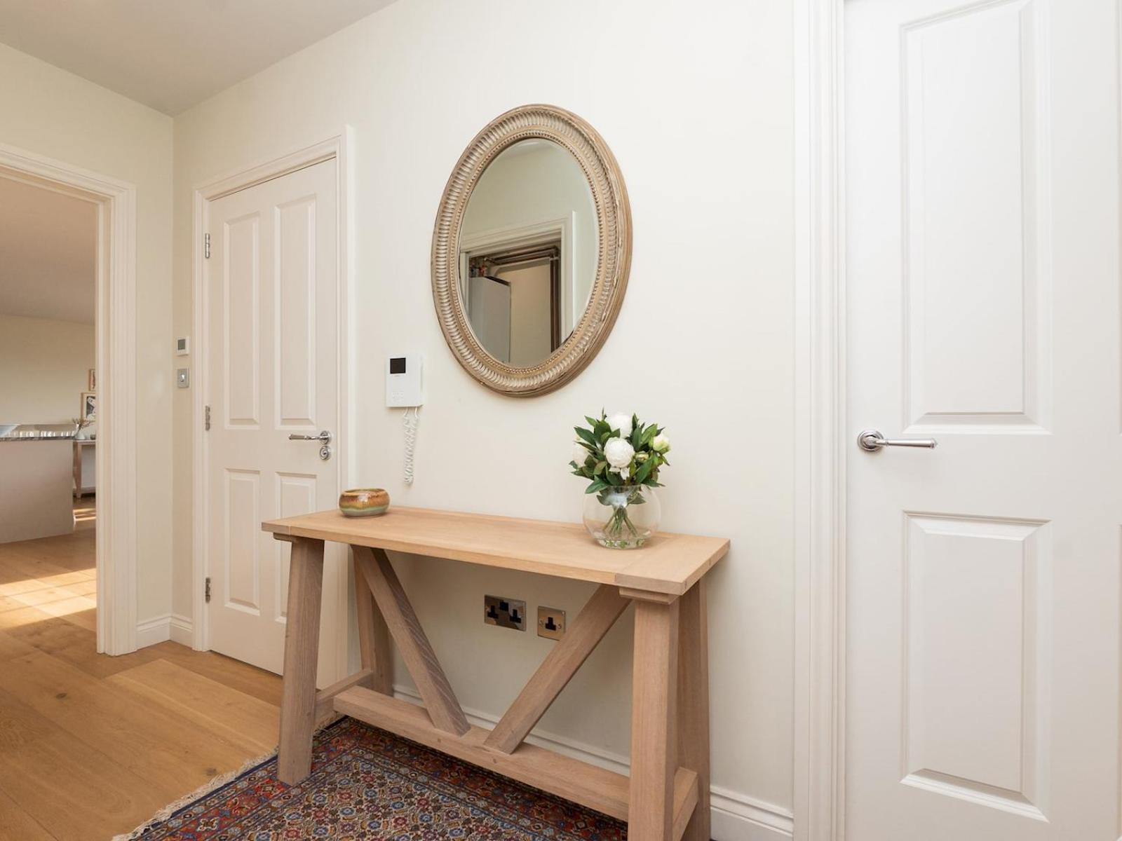 Pass The Keys With Stunning Views And Free Parking Apartment