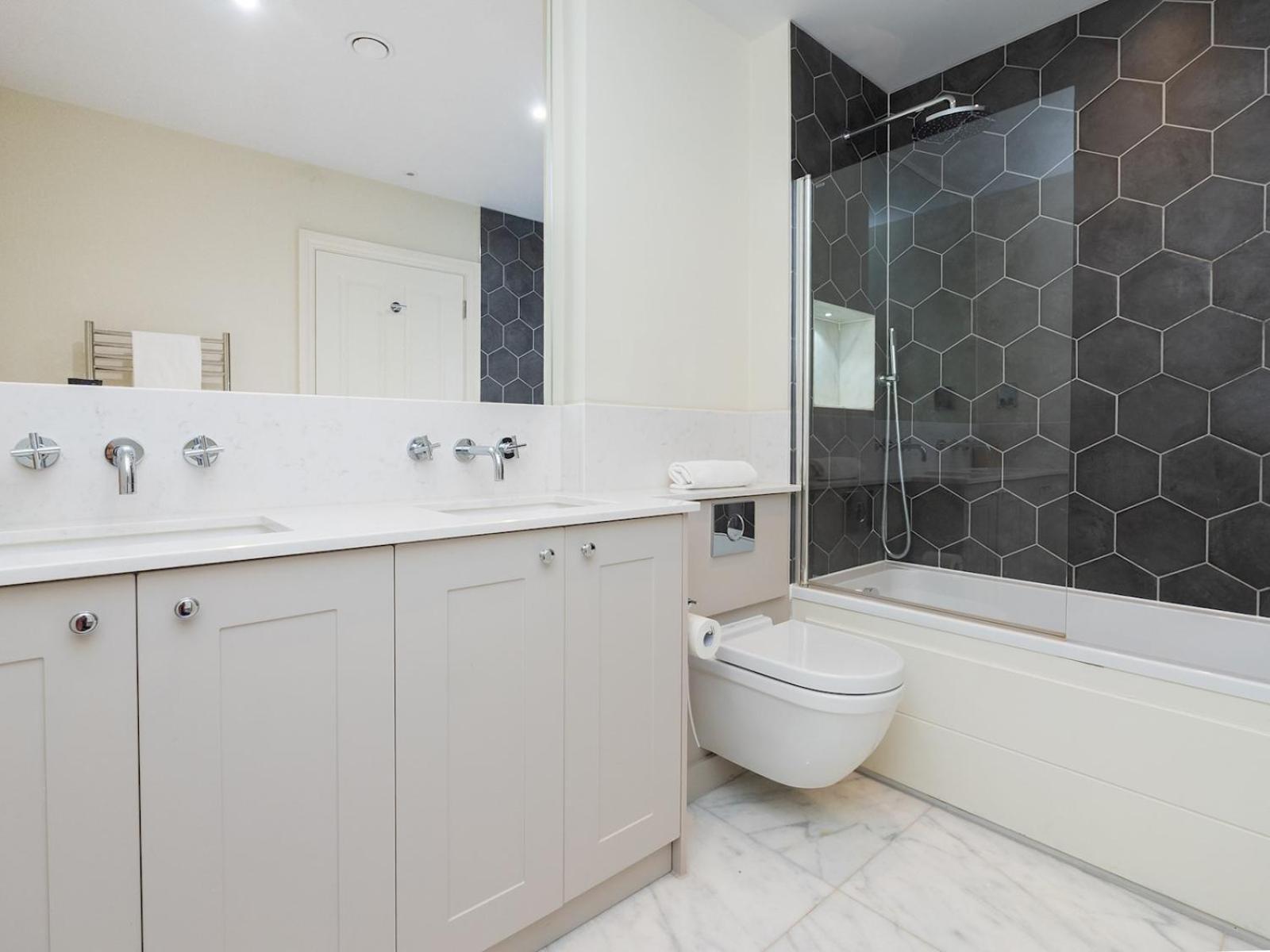 Pass The Keys With Stunning Views And Free Parking Apartment Bath