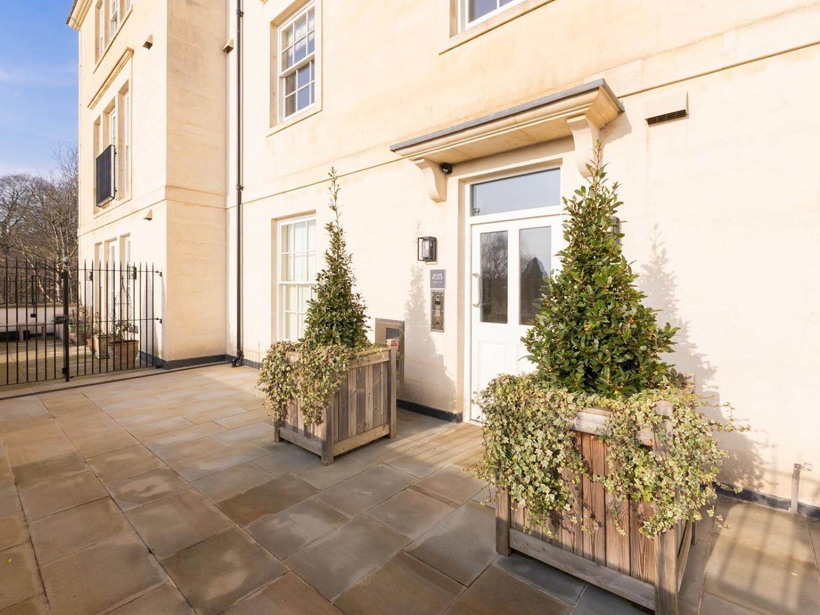 Pass The Keys With Stunning Views And Free Parking Apartment Bath