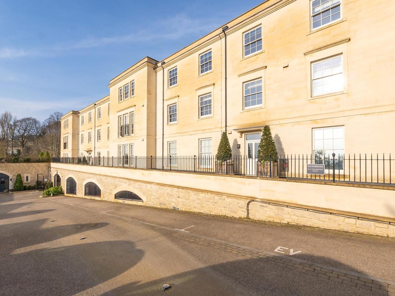 Pass The Keys With Stunning Views And Free Parking Bath