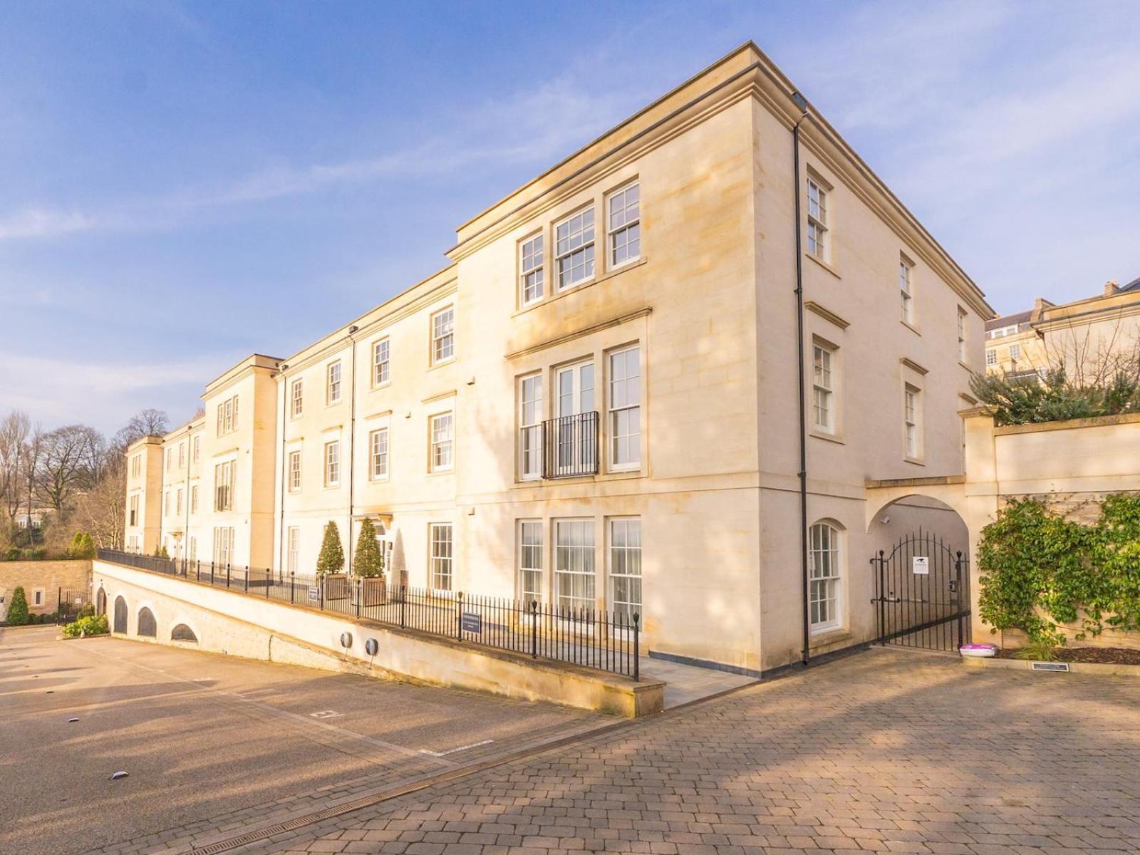 Pass The Keys With Stunning Views And Free Parking