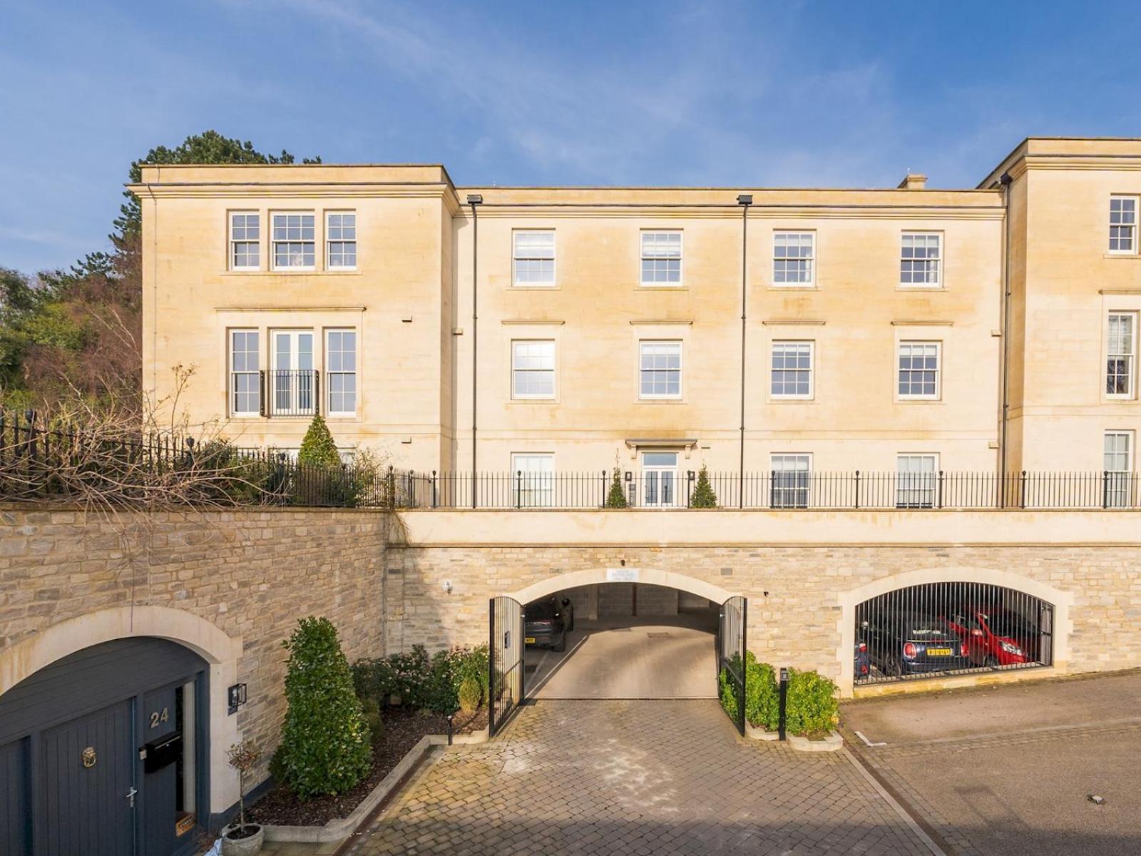 Apartment Pass The Keys With Stunning Views And Free Parking *
