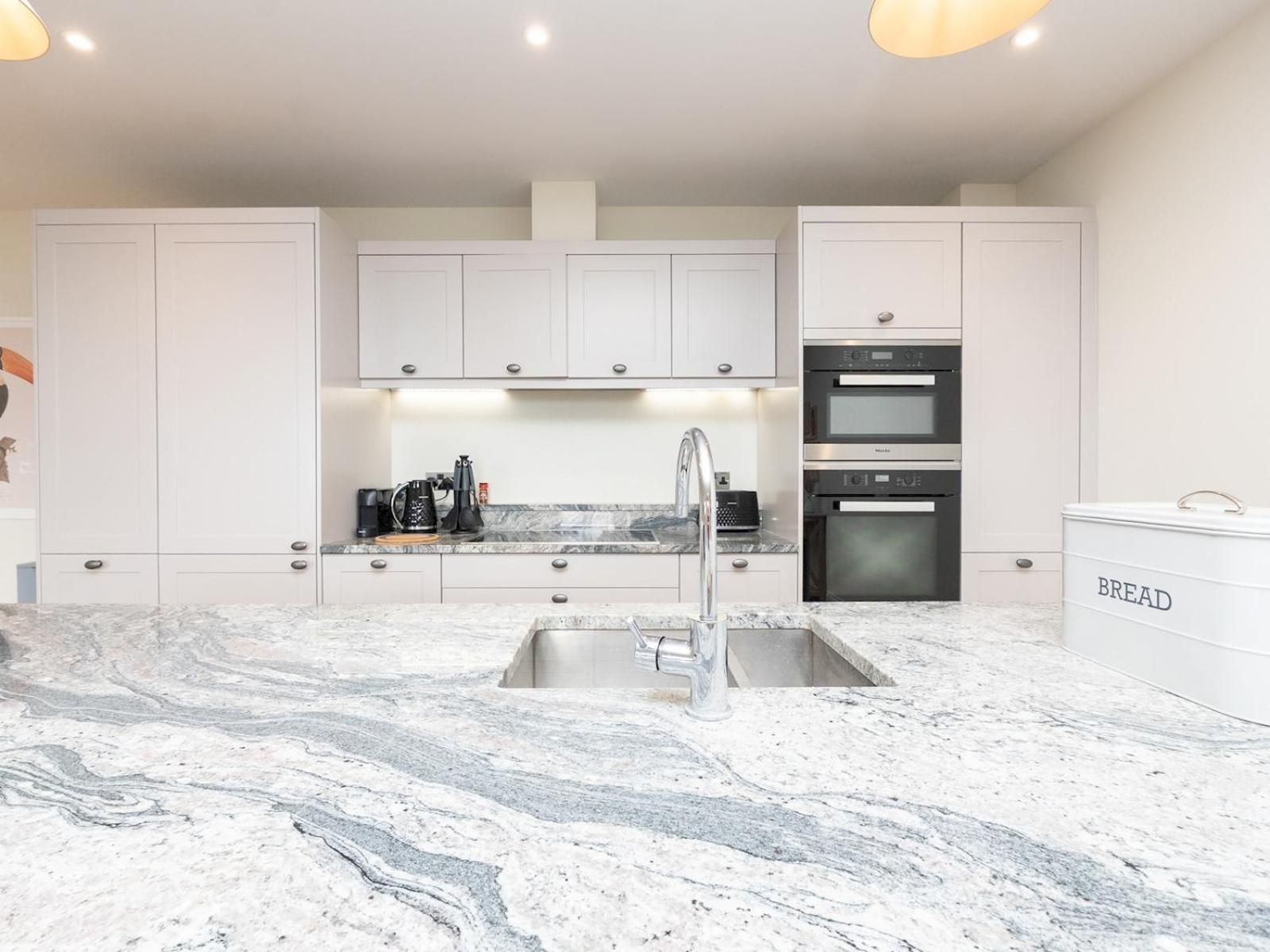 Pass The Keys With Stunning Views And Free Parking Apartment