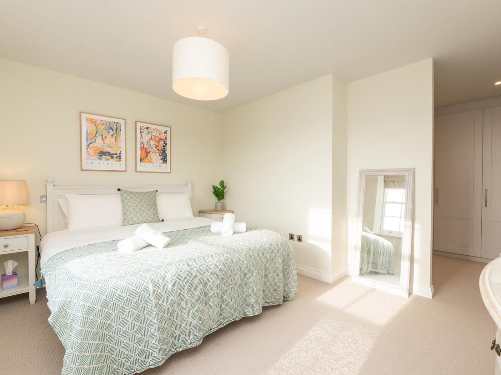 Apartment Pass The Keys With Stunning Views And Free Parking *