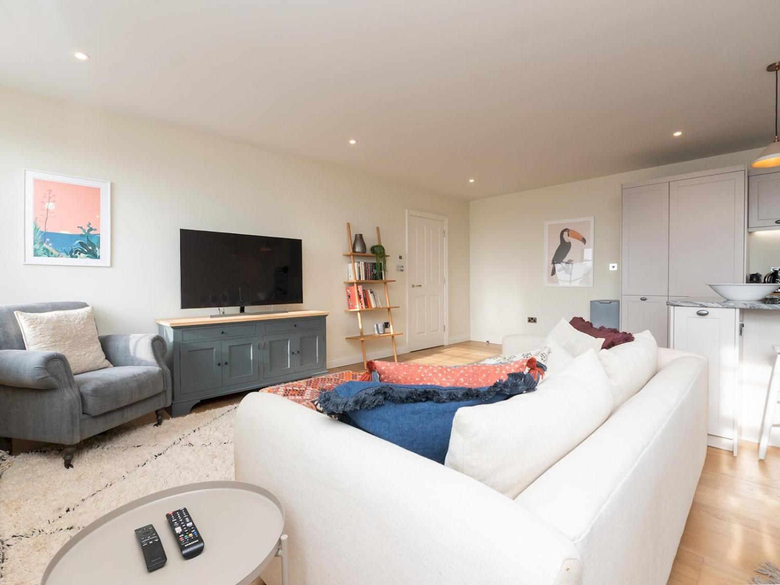 Pass The Keys With Stunning Views And Free Parking Bath