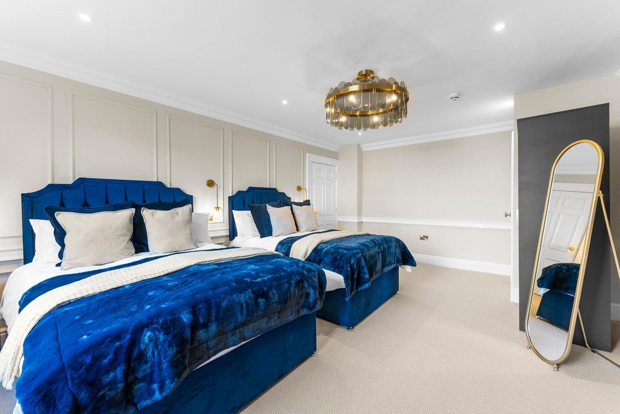 Baths Ultimate House Sleeps 40