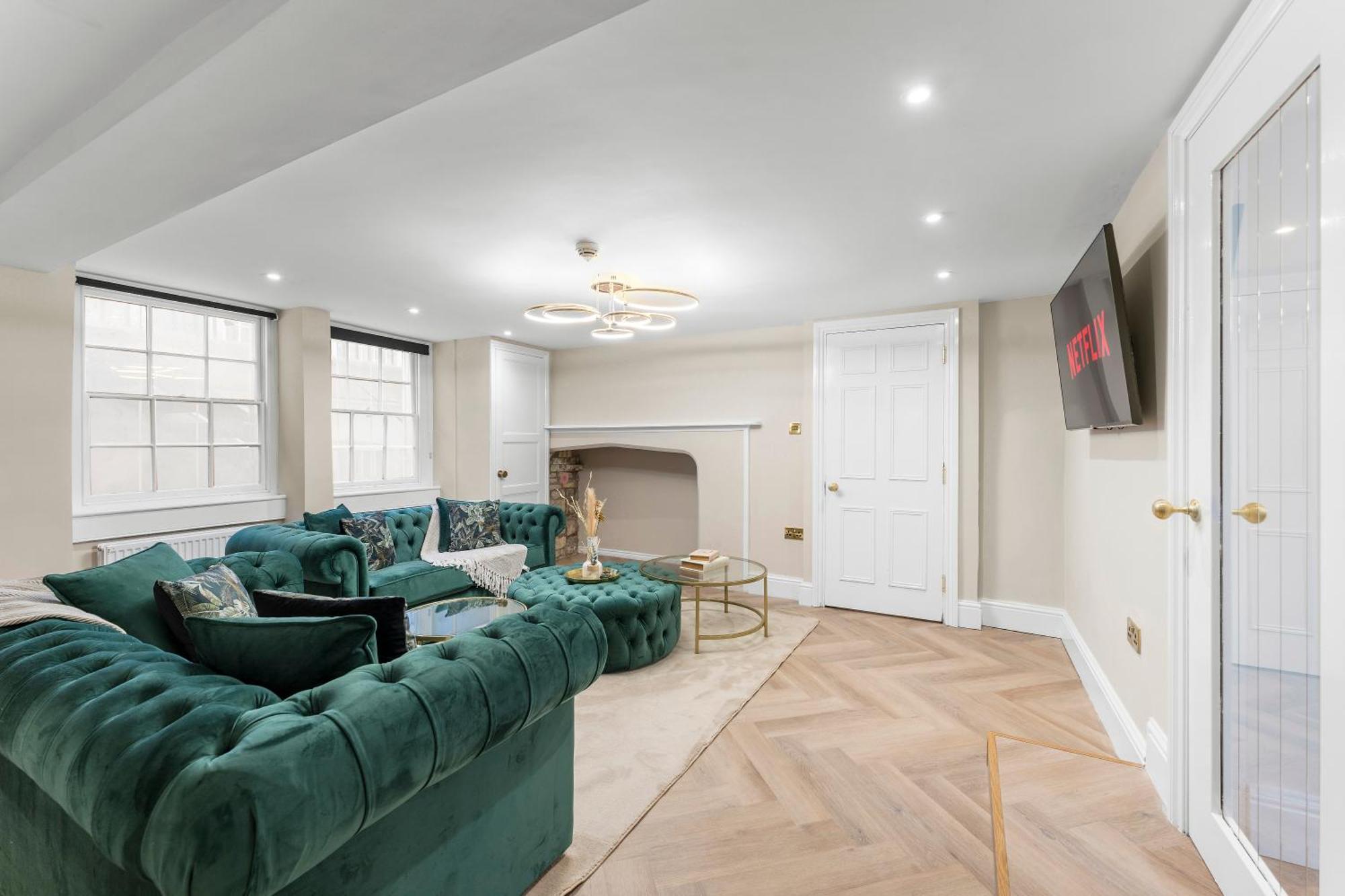 Villa Baths Ultimate House Sleeps 40 *