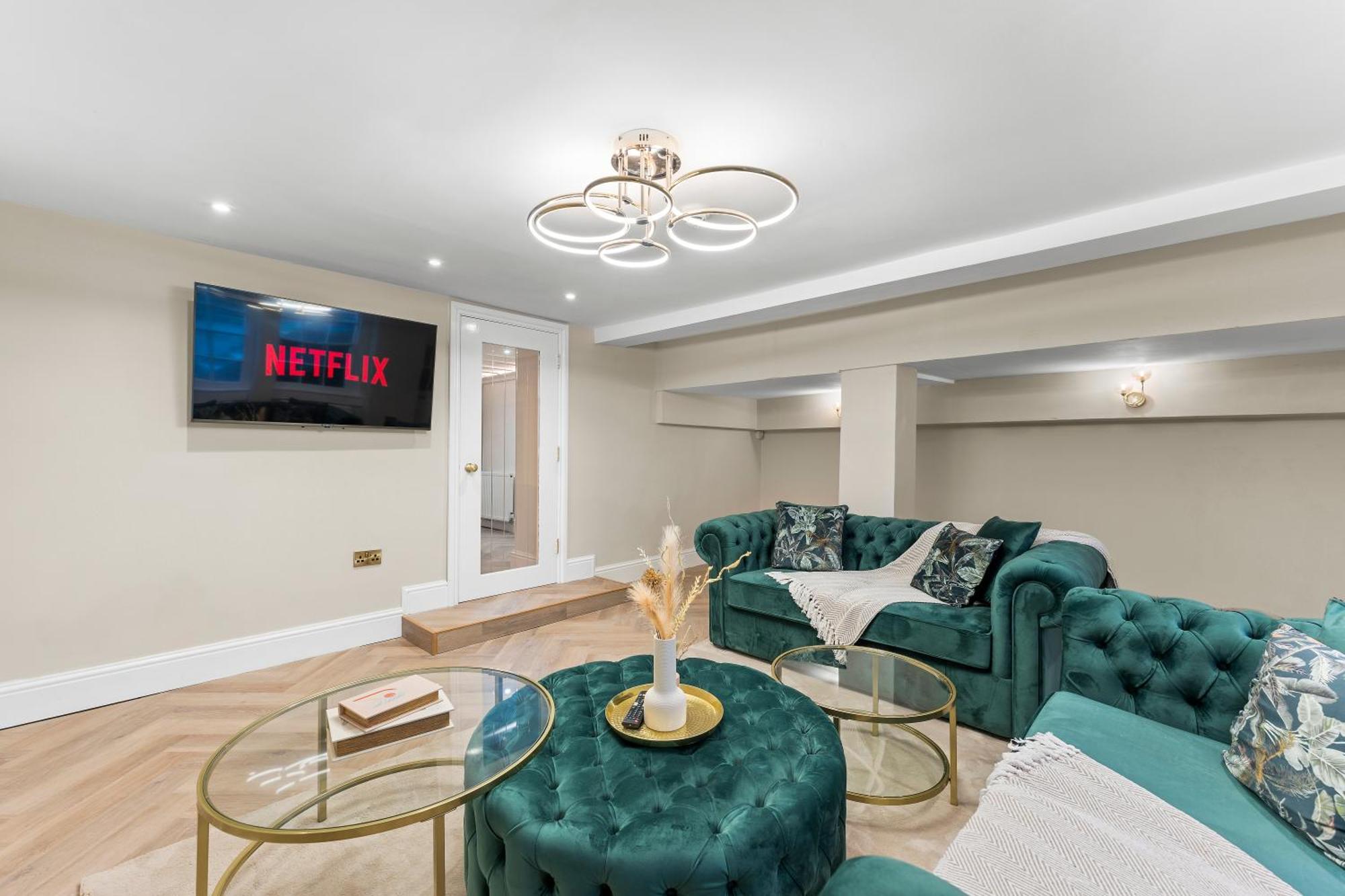 Villa Baths Ultimate House Sleeps 40